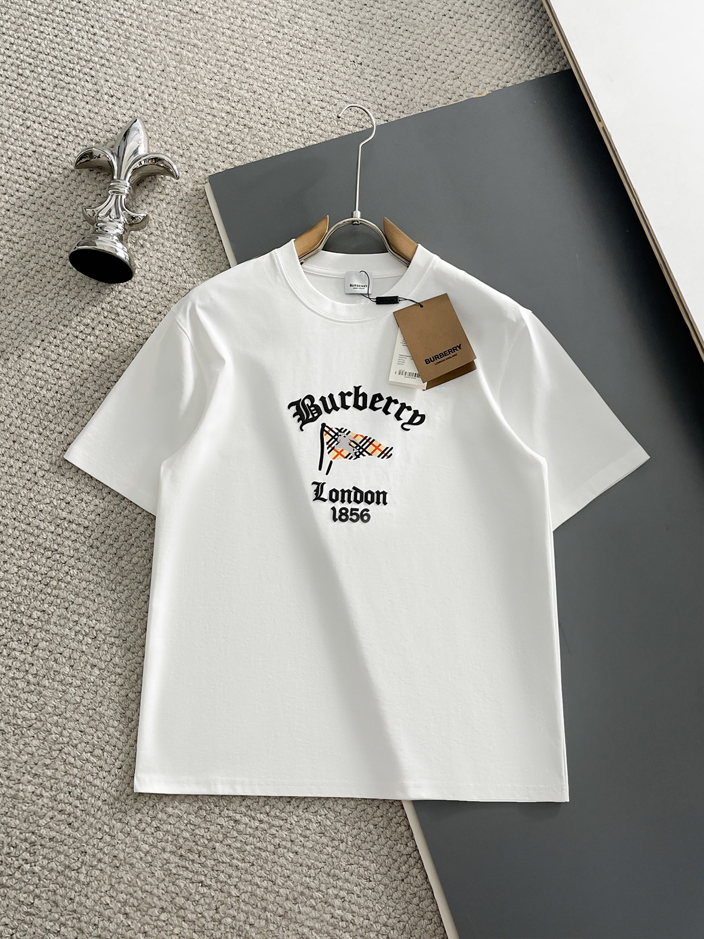 NO:933682,Burberry/Burberry 2026 spring and summer new products, complete with three labels, mercerized cotton round neck short-sleeved T-shirt, good product without too much introduction, look at the details, counter size M-XXXL 175/140, recommended L,, burberry, burberry, T-shirt, tees, t-shirt,19860909Burberry/巴宝莉 2026年春夏新品上新 三标齐全 丝光棉圆领短袖T恤 好货不用过多介绍 看细节 专柜码数M-XXXL 175/140建议L,,burberry,burberry,T-shirt,tees，t-shirt,,Men's clothing
