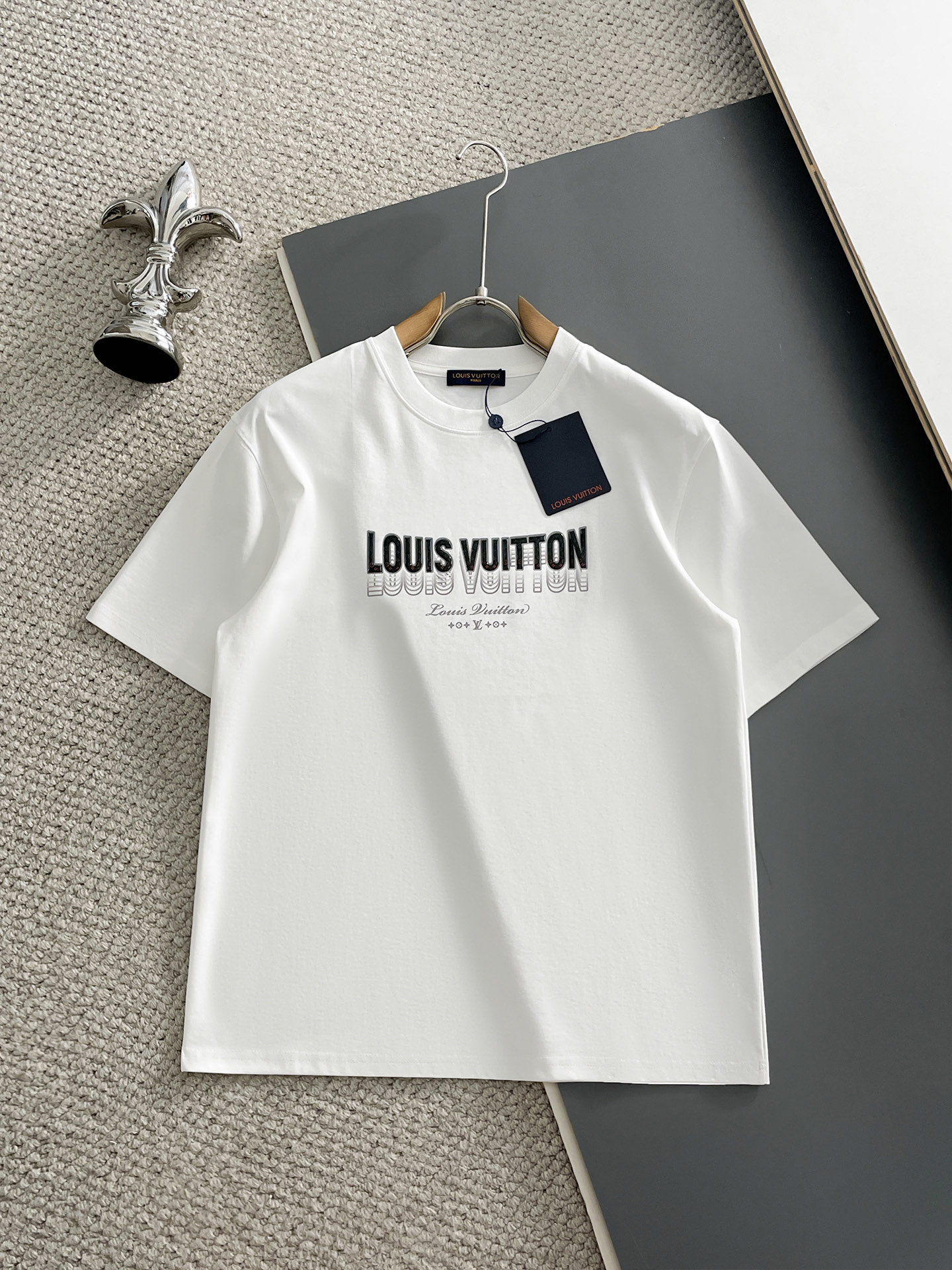 NO:933689,LV/Louis Vuitton 2026 spring and summer new products, complete with three labels, mercerized cotton round neck short-sleeved T-shirt, good product without too much introduction, look at the details, counter size M-XXXL 175/140 recommended L,, louis vuitton, louis vuitton, T-shirt, tees, t-shirt,19860909LV/路易威登 2026年春夏新品上新 三标齐全 丝光棉圆领短袖T恤 好货不用过多介绍 看细节 专柜码数M-XXXL 175/140建议L,,louis vuitton,louis vuitton,T-shirt,tees，t-shirt,,Men's clothing