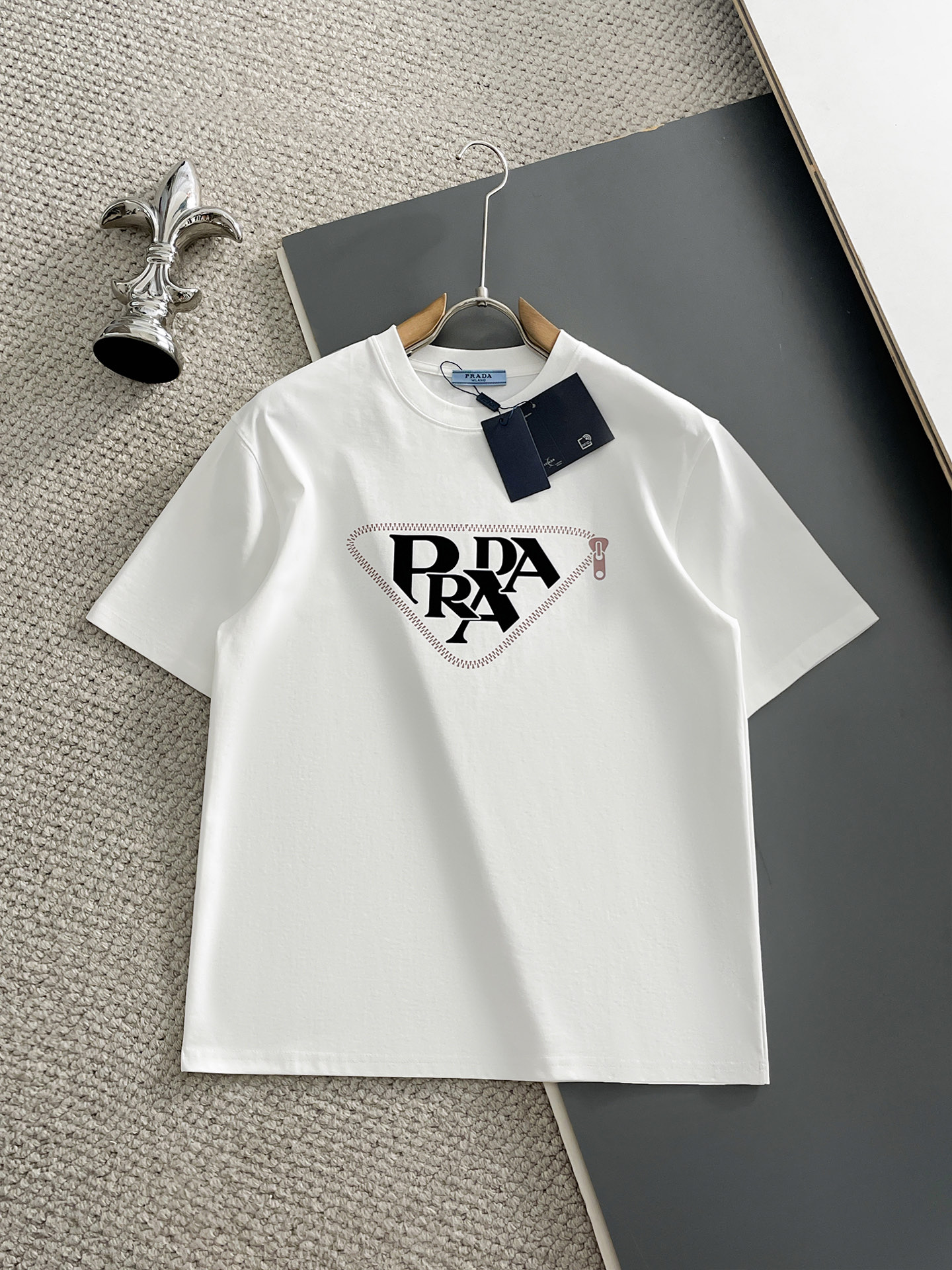 NO:933695,prada/Prada 2026 spring and summer new products, complete with three labels, mercerized cotton round neck short-sleeved T-shirt, good product without too much introduction, look at the details, counter size M-XXXL 175/140, recommended L,, prada, prada, T-shirt, tees, t-shirt,19860909prada/普拉达 2026年春夏新品上新 三标齐全 丝光棉圆领短袖T恤 好货不用过多介绍 看细节 专柜码数M-XXXL 175/140建议L,,prada,prada,T-shirt,tees，t-shirt,,Men's clothing