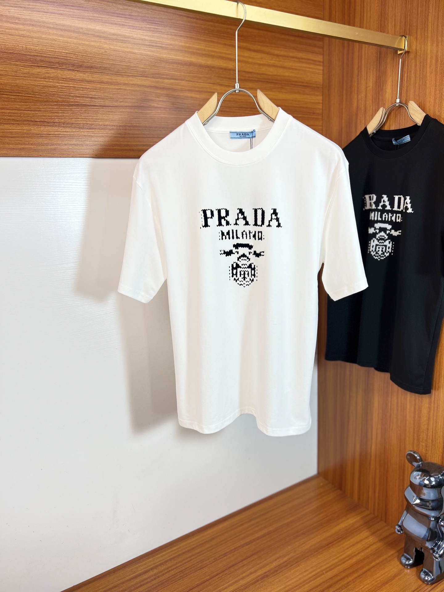NO:935851,prada/Prada 2026 spring and summer new products, complete with three labels, mercerized cotton round neck short-sleeved T-shirt, good product without too much introduction, look at the details, counter size M-XXXL 175/140, recommended L,, prada, prada, T-shirt, tees, t-shirt,19860909prada/普拉达 2026年春夏新品上新 三标齐全 丝光棉圆领短袖T恤 好货不用过多介绍 看细节 专柜码数M-XXXL 175/140建议L,,prada,prada,T-shirt,tees，t-shirt,,Men's clothing