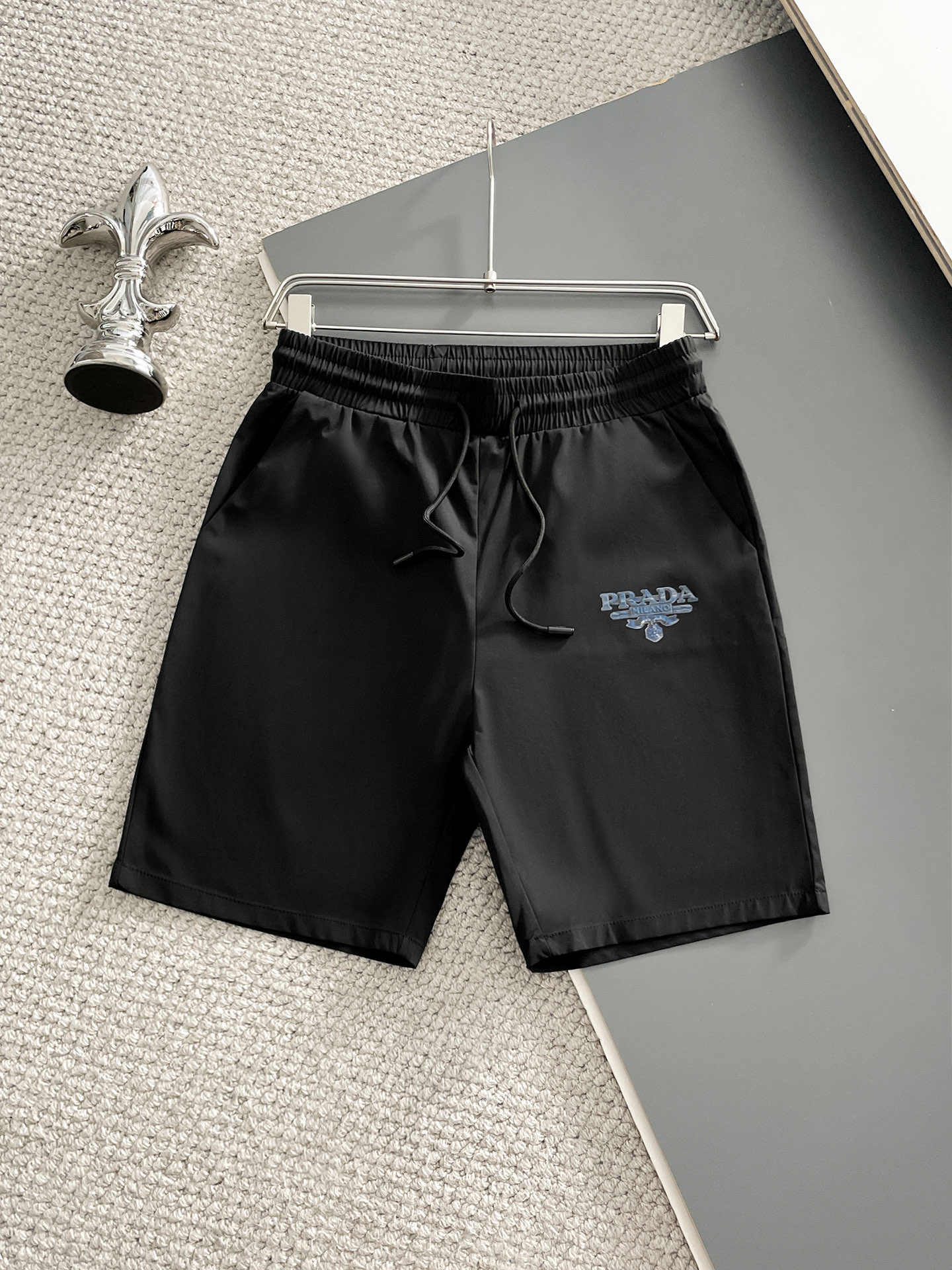 NO:935826,prada/Prada 2026 spring and summer new products, complete with three standards, five-point shorts, good products, no need to introduce too much, look at the details, counter size M-XXXL 175/140, upper body recommendation xL, slim fit,, prada, prada, shorts,19860909prada/普拉达 2026春夏新品 三标齐全 五分短裤 好货不用过多介绍 看细节 专柜码数M-XXXL 175/140上身建议xL 修身版型,,prada,prada,shorts,,Men's clothing