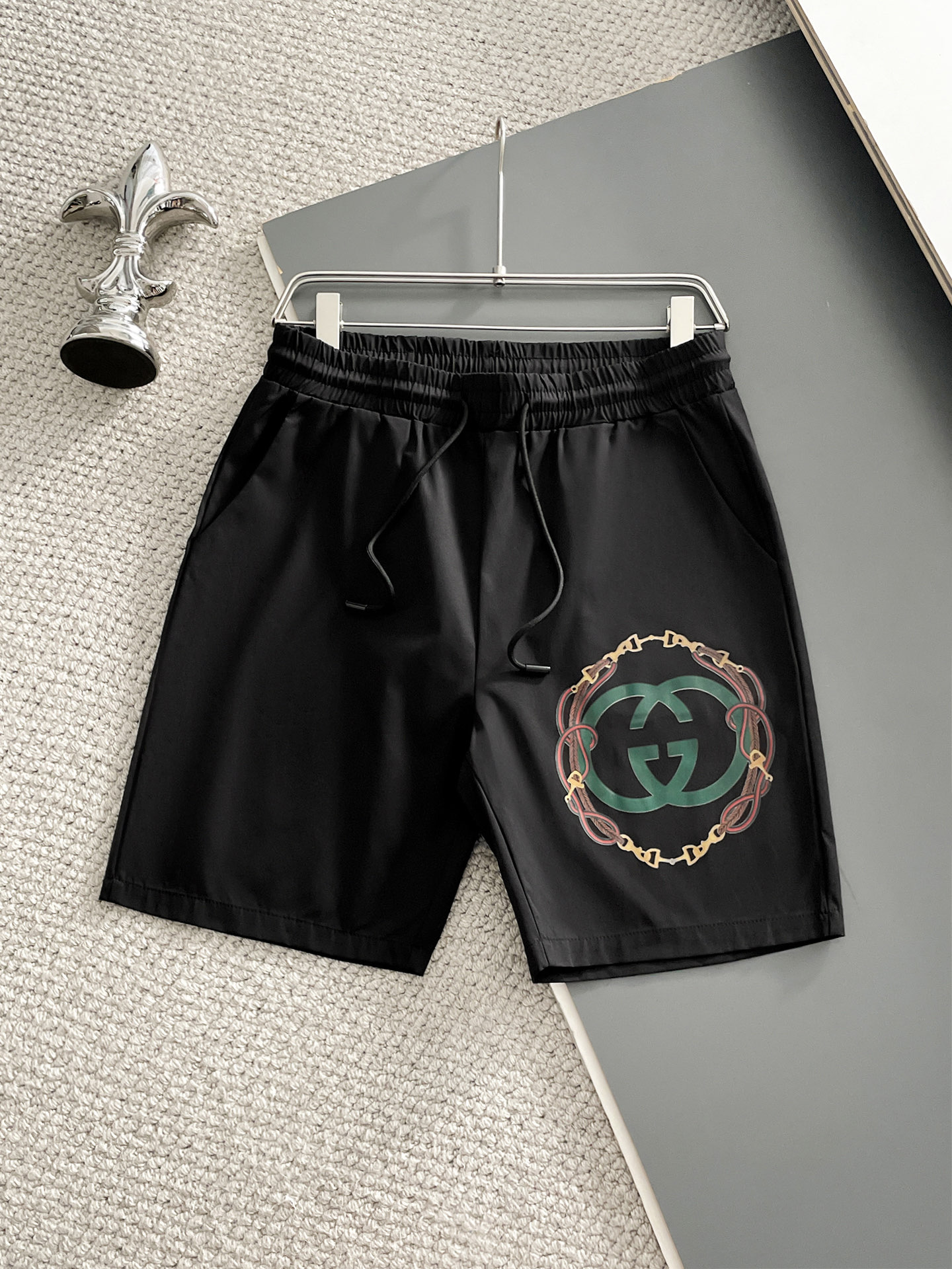 NO:935816,Gucci/Gucci 2026 spring and summer new products, complete with three labels, five-point shorts, good products, no need to introduce too much, look at the details, counter size M-XXXL 175/140, upper body recommendation xL, slim fit,,gucci,shorts,19860909Gucci/古奇 2026春夏新品 三标齐全 五分短裤 好货不用过多介绍 看细节 专柜码数M-XXXL 175/140上身建议xL 修身版型,,gucci,shorts,,Men's clothing