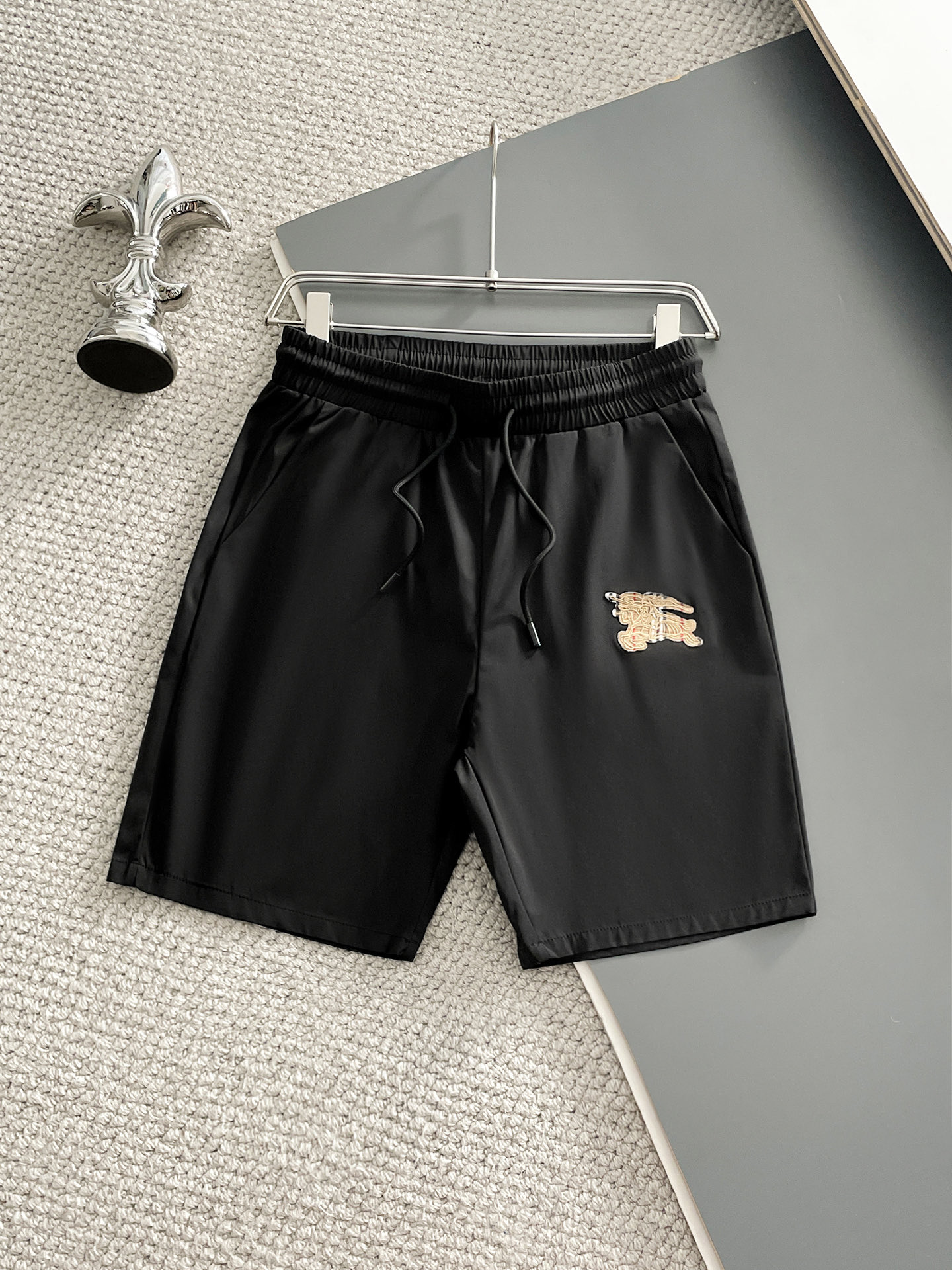 NO:935822,Burberry/Burberry 2026 spring and summer new products, complete with three standards, five-point shorts, good products, no need to introduce too much, look at the details, counter size M-XXXL 175/140, upper body recommendation xL, slim fit,,burberry,burberry,shorts,19860909Burberry/巴宝莉 2026春夏新品 三标齐全 五分短裤 好货不用过多介绍 看细节 专柜码数M-XXXL 175/140上身建议xL 修身版型,,burberry,burberry,shorts,,Men's clothing