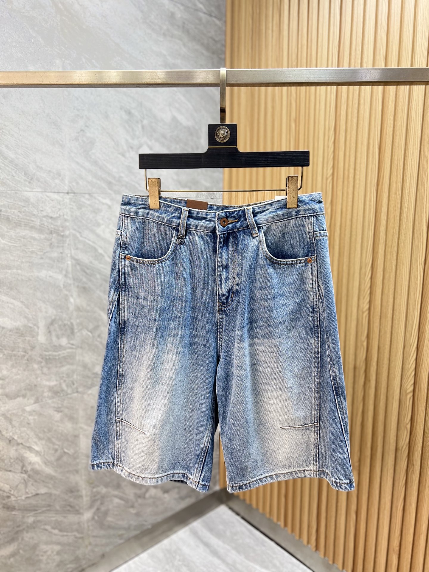 NO:937509,LV/Louis Vuitton 2026 spring and summer new products, complete with three labels, jeans, good products, no need to introduce too much, look at the details, counter size 28-38 / upper body size 32, louis vuitton, louis vuitton, jeans,19860909LV/路易威登 2026春夏新品 三标齐全 牛仔裤 好货不用过多介绍 看细节 专柜码数28-38 /上身32码,,louis vuitton,louis vuitton,jeans,,Men's clothing