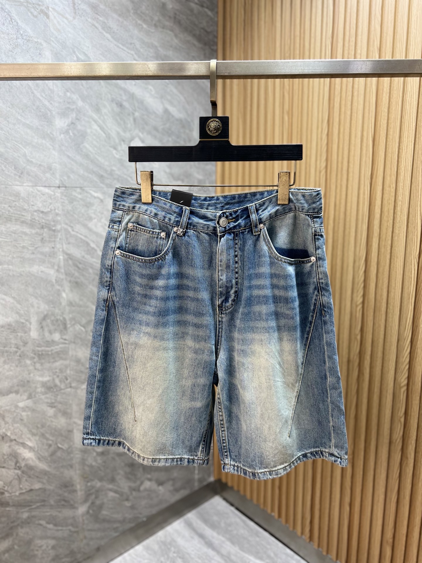NO:937494,Versace/Versace 2026 spring and summer new products, complete with three labels, jeans, good products, no need to introduce too much, look at the details, counter size 28-38 / upper body size 32,,versace,versace,jeans,19860909Versace/范思哲 2026春夏新品 三标齐全 牛仔裤 好货不用过多介绍 看细节 专柜码数28-38 /上身32码,,versace,versace,jeans,,Men's clothing