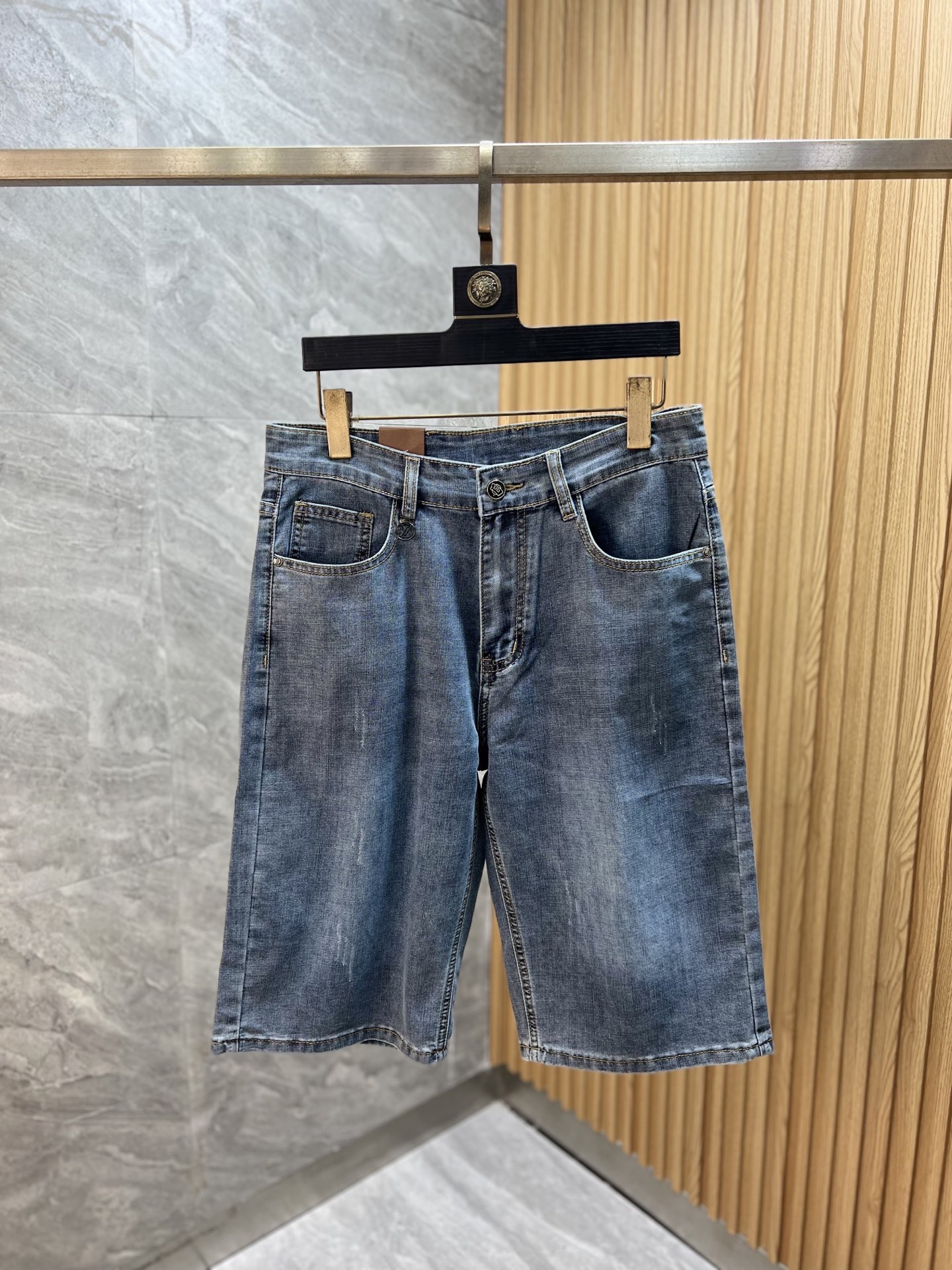NO:937496,LV/Louis Vuitton 2026 spring and summer new products, complete with three labels, jeans, good products, no need to introduce too much, look at the details, counter size 28-38 / upper body size 32, louis vuitton, louis vuitton, jeans,19860909LV/路易威登 2026春夏新品 三标齐全 牛仔裤 好货不用过多介绍 看细节 专柜码数28-38 /上身32码,,louis vuitton,louis vuitton,jeans,,Men's clothing