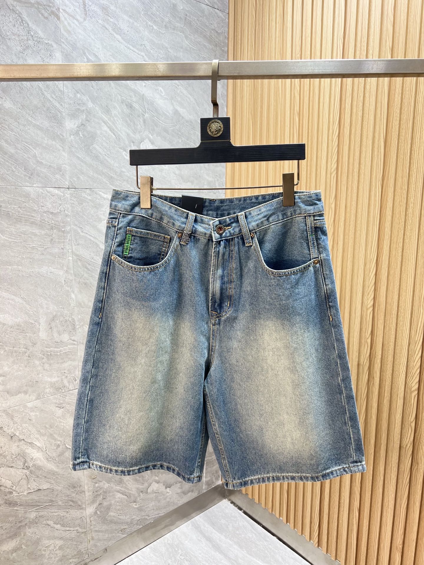 NO:937504,prada/Prada 2026 spring and summer new products, complete with three labels, jeans, good products, no need to introduce too much, look at the details, counter size 28-38 / upper body size 32,, prada, prada, jeans,19860909prada/普拉达 2026春夏新品 三标齐全 牛仔裤 好货不用过多介绍 看细节 专柜码数28-38 /上身32码,,prada,prada,jeans,,Men's clothing