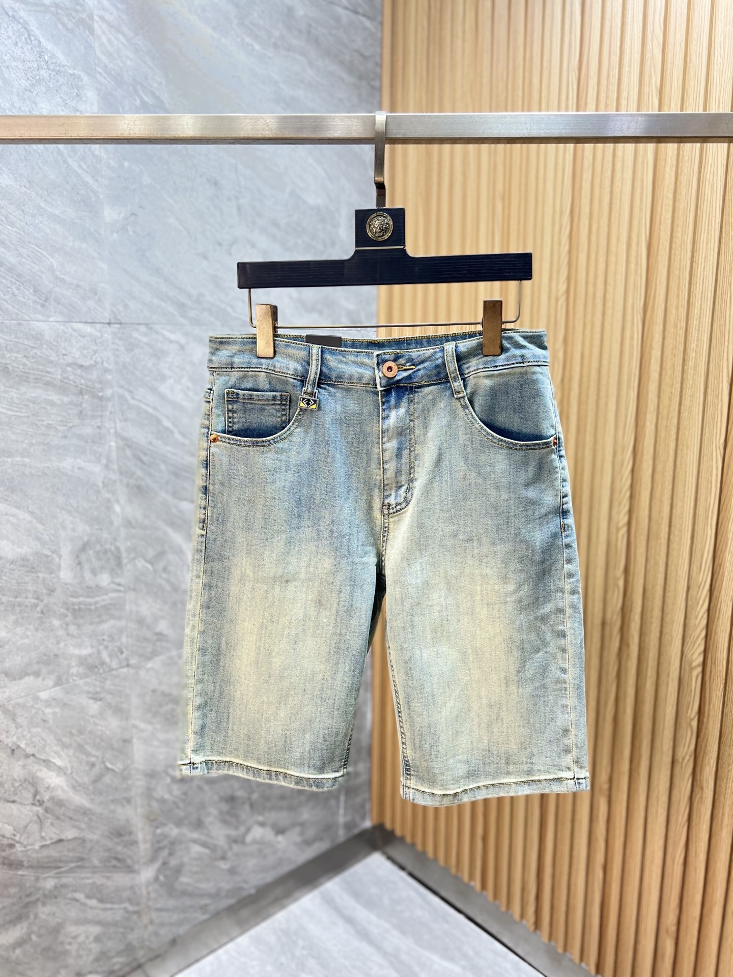 NO:937513,Fendi/Fendi 2026 spring and summer new products, complete with three labels, jeans, good products, no need to introduce too much, look at the details, counter size 28-38 / upper body size 32,,fendi,fendi,jeans,19860909Fendi/芬迪 2026春夏新品 三标齐全 牛仔裤 好货不用过多介绍 看细节 专柜码数28-38 /上身32码,,fendi,fendi,jeans,,Men's clothing