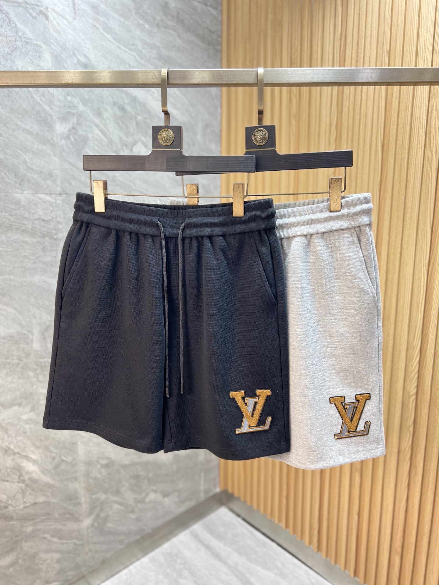 NO:937516,LV/Louis Vuitton 2026 spring and summer new products, complete with three labels, elastic band, casual pants and shorts, no need to introduce too much about the good products, look at the details, the size of the counter is M-XXXL / the upper body is recommended to be L,, louis vuitton, louis vuitton, shorts,19860909LV/路易威登 2026春夏新品 三标齐全 松紧带五分休闲裤短裤 好货不用过多介绍 看细节 专柜码数M-XXXL /上身建议L,,louis vuitton,louis vuitton,shorts,,Men's clothing