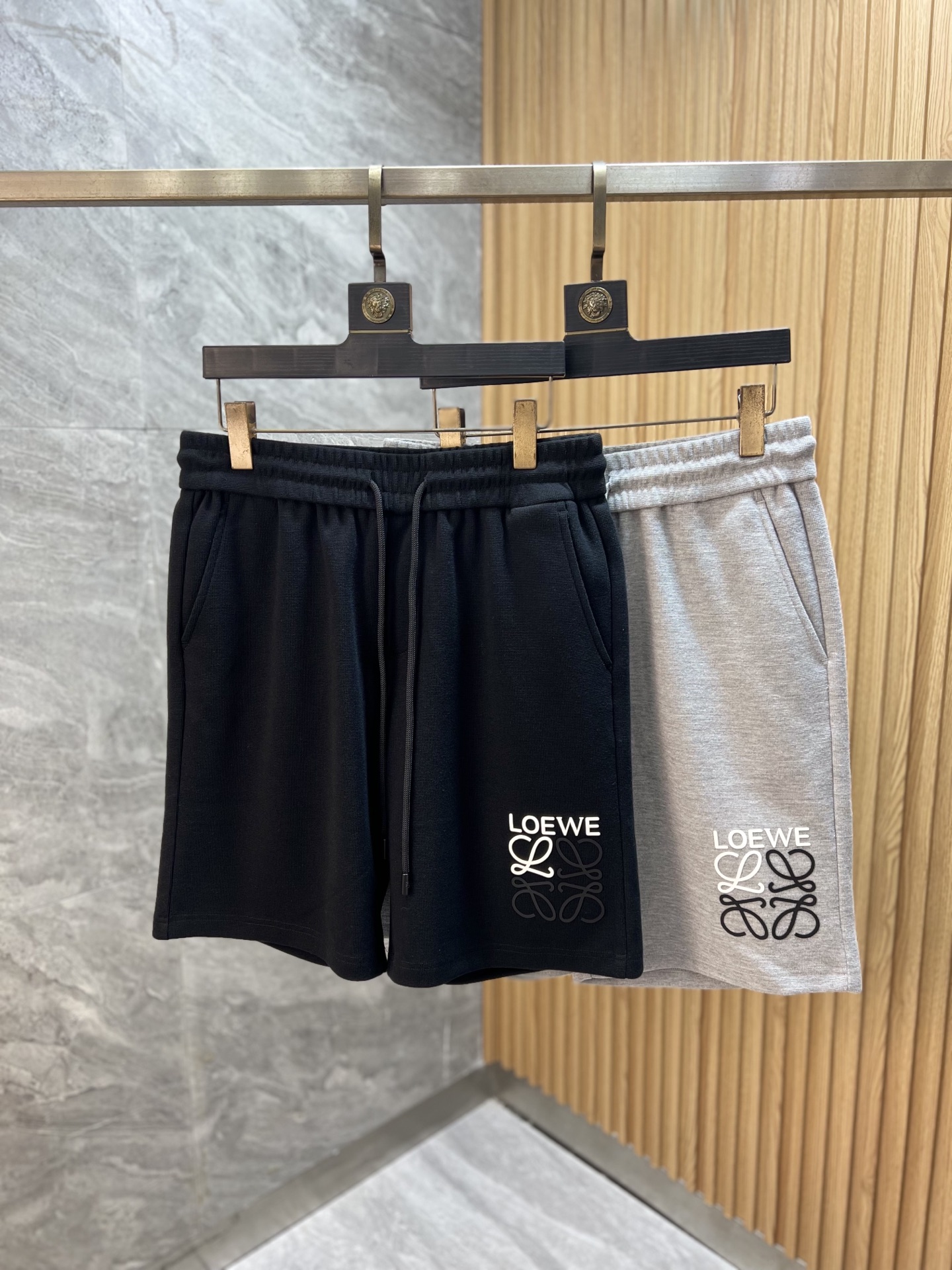 NO:937522,Loewe/Luo Yiwei 2026 spring and summer new products, complete with three labels, elastic band five-point casual pants and shorts, good products without too much introduction, look at the details, counter size M-XXXL / upper body recommended L,, loewe, loewe, shorts,19860909Loewe/罗意威 2026春夏新品 三标齐全 松紧带五分休闲裤短裤 好货不用过多介绍 看细节 专柜码数M-XXXL /上身建议L,,loewe,loewe,shorts,,Men's clothing