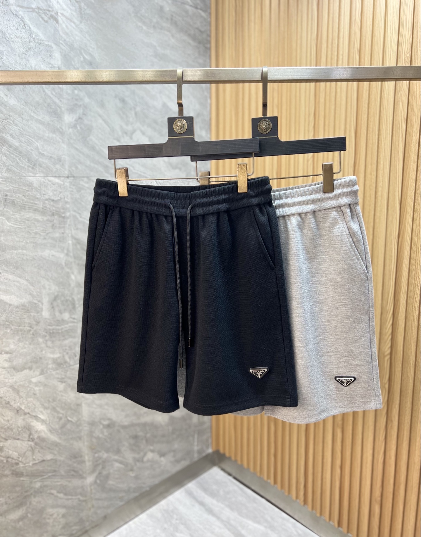 NO:937524,prada/Prada 2026 spring and summer new products, complete with three standards, elastic band five-point casual pants and shorts, good products without too much introduction, look at the details, counter size M-XXXL / upper body recommended L,, prada, prada, shorts,19860909prada/普拉达 2026春夏新品 三标齐全 松紧带五分休闲裤短裤 好货不用过多介绍 看细节 专柜码数M-XXXL /上身建议L,,prada,prada,shorts,,Men's clothing