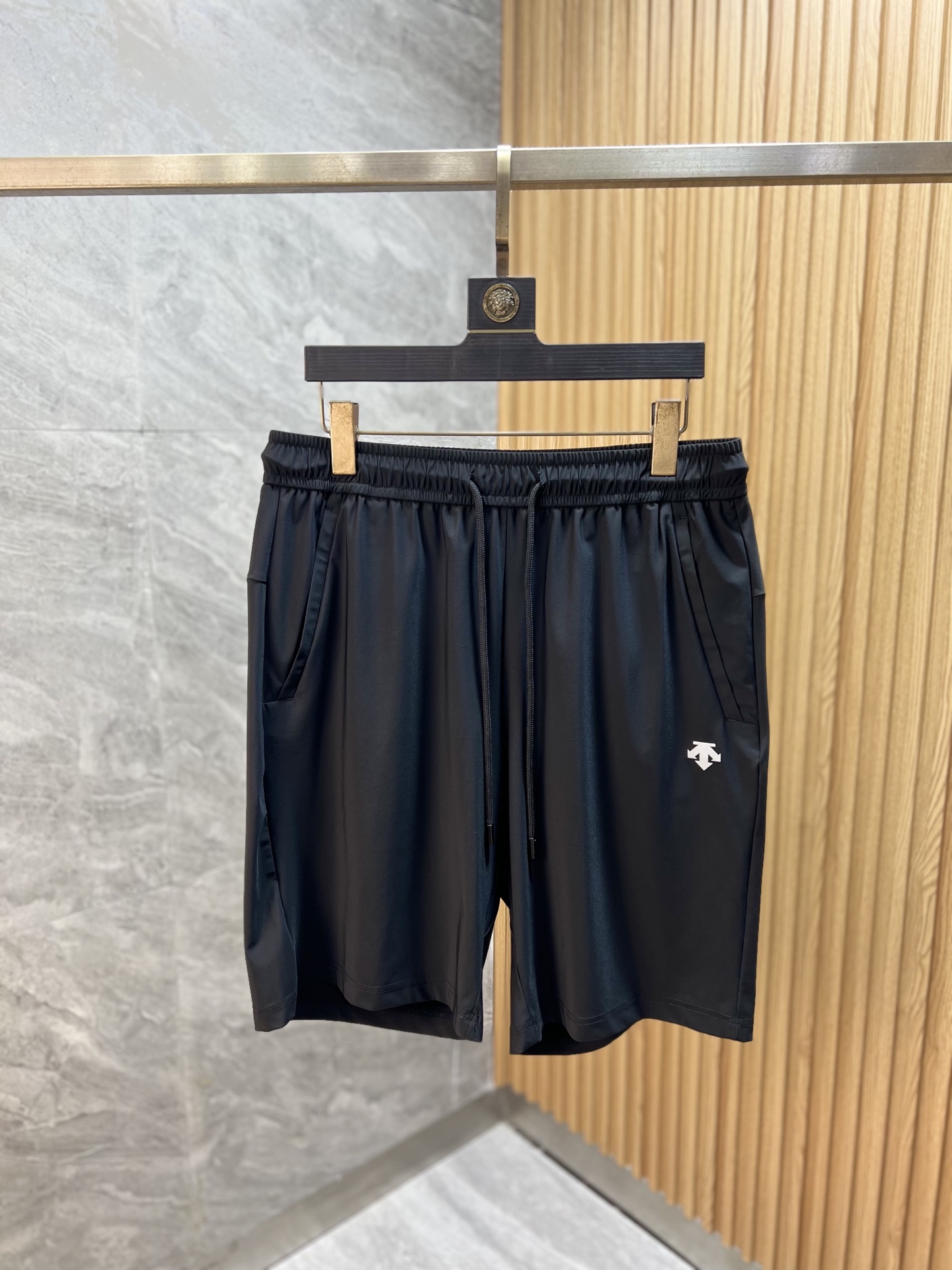 NO:937533,Descente 2026 spring and summer new products, complete with three standards, elastic band, casual pants and shorts, no need to introduce too much about the good products, look at the details, counter size M-XXXL / upper body recommended L,, shorts,19860909迪桑特 2026春夏新品 三标齐全 松紧带五分休闲裤短裤 好货不用过多介绍 看细节 专柜码数M-XXXL /上身建议L,,shorts,,Men's clothing