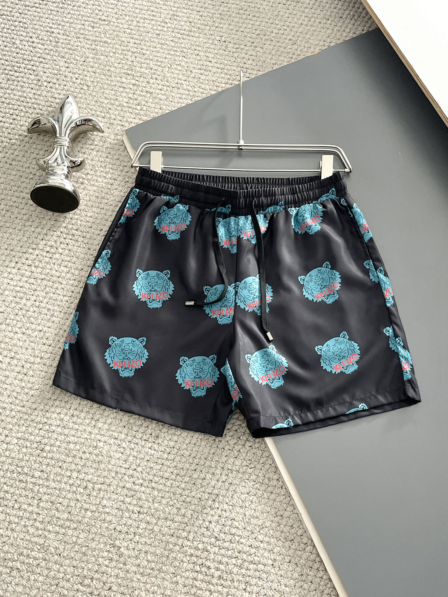 NO:906208,Kezno 2026 spring and summer new products are available, complete with three standards: beach pants and shorts. Good products need no introduction. Look at the details. Counter size M-XXXL,,shorts,19860909Kezno 2026春夏新品上新 三标齐全 沙滩裤 短裤 好货不用过多介绍 看细节 专柜码数M-XXXL,,shorts,,Men's clothing