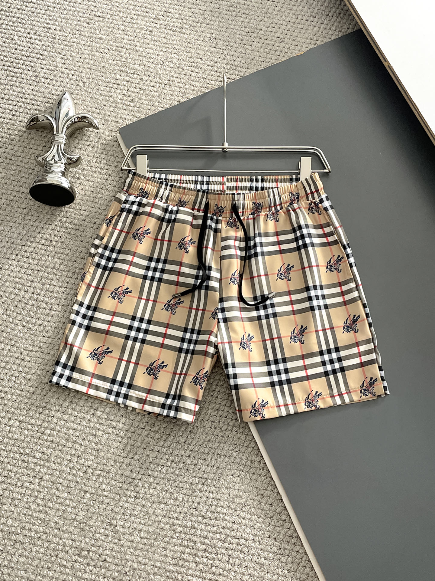 NO:937449,Burberry/Burberry 2026 spring and summer new products, complete with three labels: beach shorts, shorts, good products, no need to introduce too much, look at the details, counter size M-XXXL,,burberry,burberry,shorts,19860909Burberry/巴宝莉 2026春夏新品上新 三标齐全 沙滩裤 短裤 好货不用过多介绍 看细节 专柜码数M-XXXL,,burberry,burberry,shorts,,Men's clothing