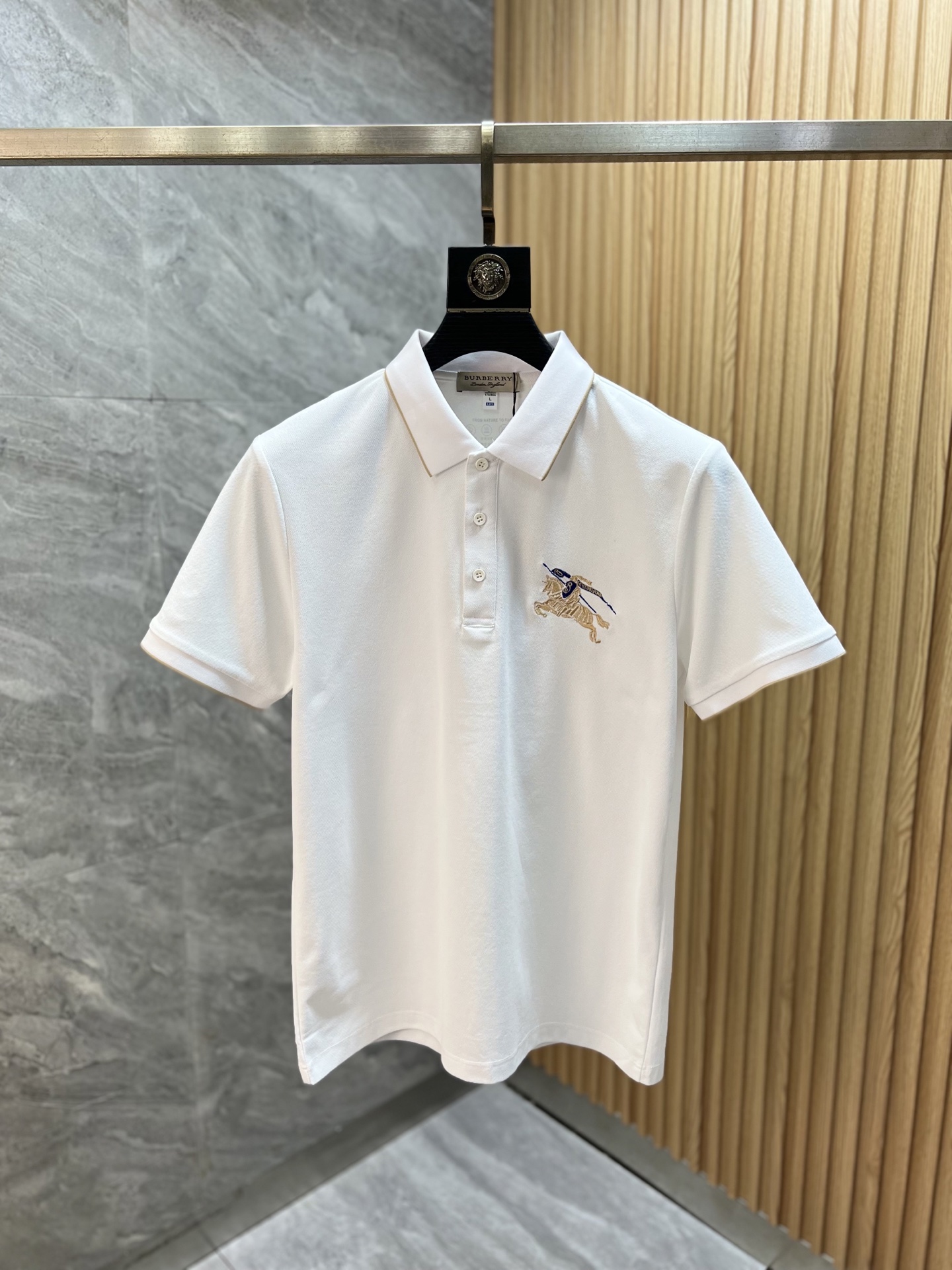 NO:918543,Burberry/Burberry 2026 spring and summer new products, complete with three labels, lapel short-sleeved POLO shirt, good product, no need to introduce too much, look at the details, counter size M-XXXL,,burberry,burberry,T-shirt,19860909Burberry/巴宝莉 2026年春夏新品上新 三标齐全 翻领短袖POLO衫 好货不用过多介绍 看细节 专柜码数M-XXXL,,burberry,burberry,T-shirt,,Men's clothing