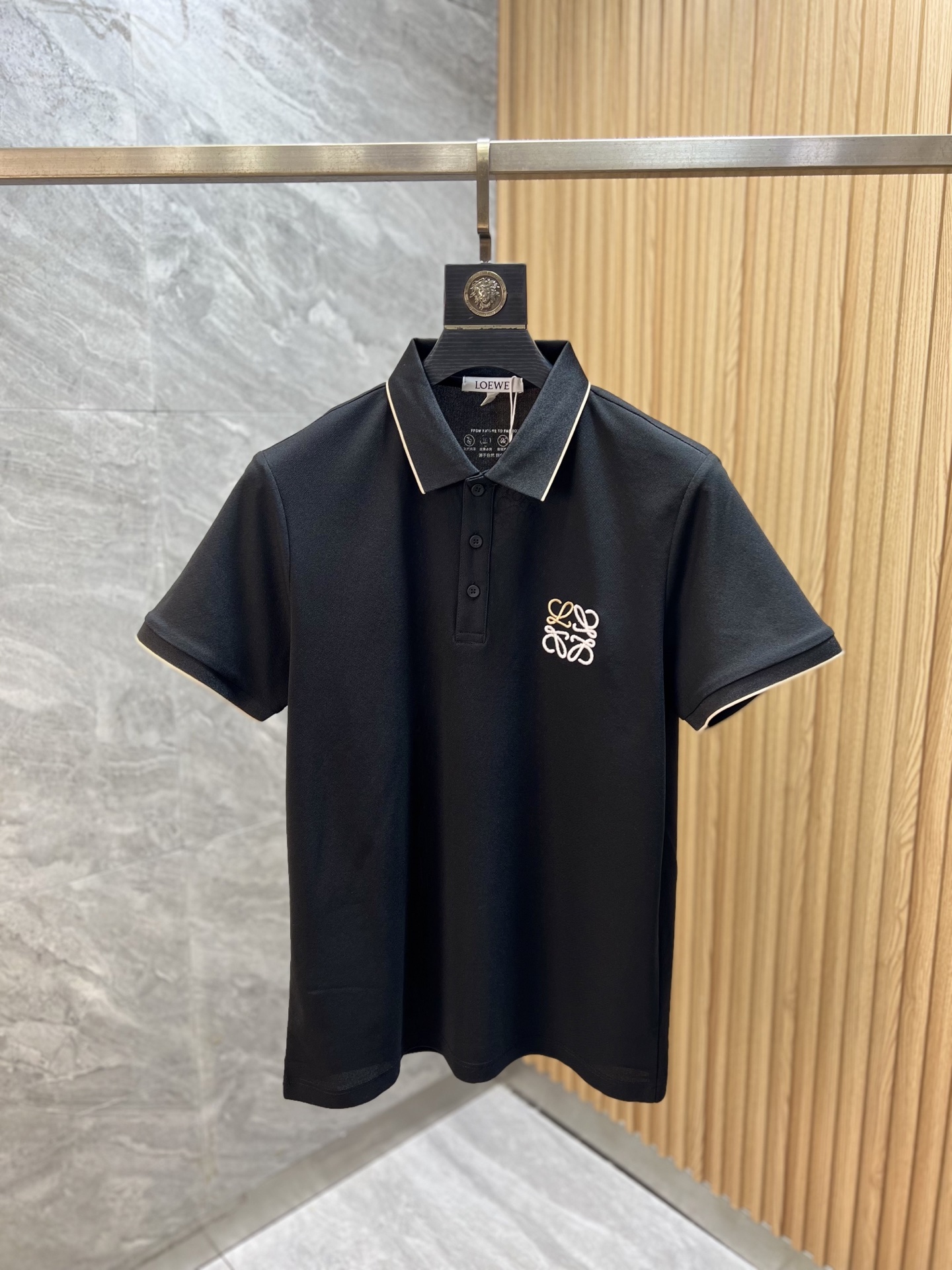NO:918542,Loewe/Luo Yiwei 2026 spring and summer new products, complete with three labels, lapel short-sleeved POLO shirt, good product, no need to introduce too much, look at the details, counter size M-XXXL,,loewe,loewe,T-shirt,19860909Loewe/罗意威 2026年春夏新品上新 三标齐全 翻领短袖POLO衫 好货不用过多介绍 看细节 专柜码数M-XXXL,,loewe,loewe,T-shirt,,Men's clothing
