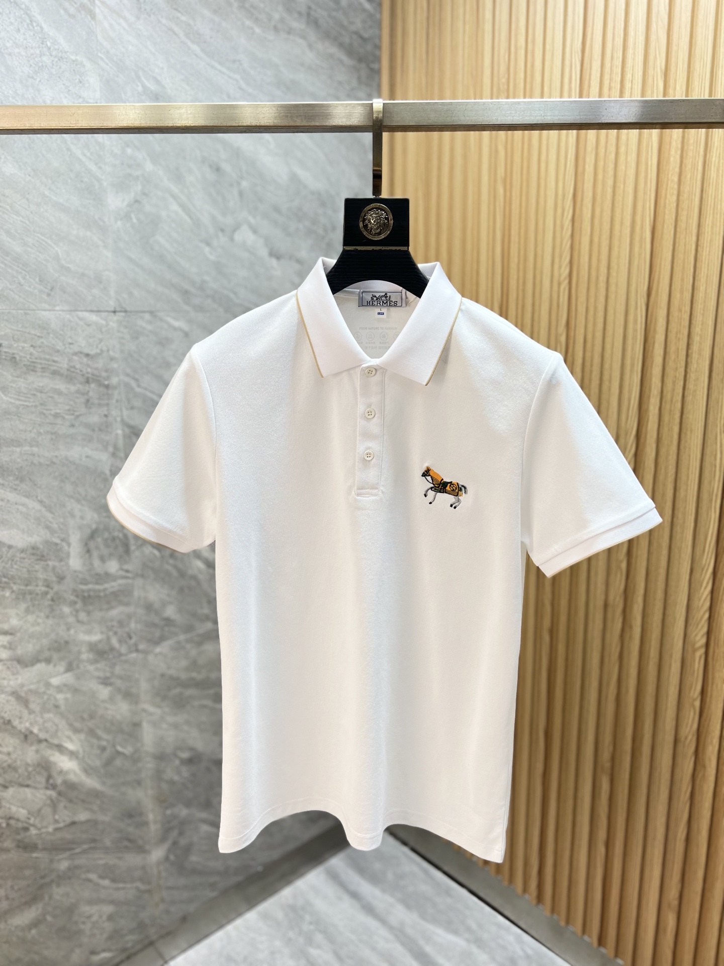 NO:918546,Hermes/Hermès 2026 spring and summer new products, complete with three labels, lapel short-sleeved POLO shirt, good product, no need to introduce too much, look at the details, counter size M-XXXL,, hermes, hermes, T-shirt,19860909Hermes/爱马仕 2026年春夏新品上新 三标齐全 翻领短袖POLO衫 好货不用过多介绍 看细节 专柜码数M-XXXL,,hermes,hermes,T-shirt,,Men's clothing