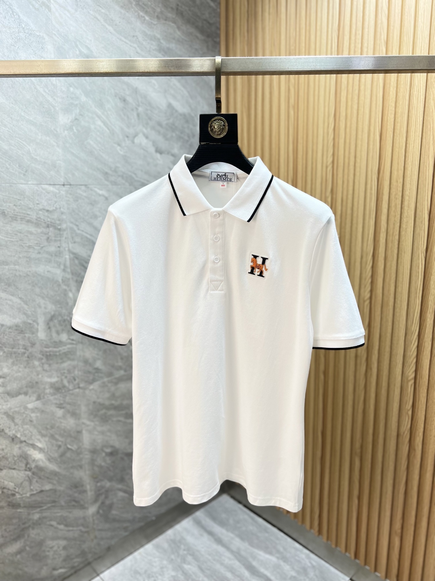 NO:918551,Hermes/Hermès 2026 spring and summer new products, complete with three labels, lapel short-sleeved POLO shirt, good product, no need to introduce too much, look at the details, counter size M-XXXL,, hermes, hermes, T-shirt,19860909Hermes/爱马仕 2026年春夏新品上新 三标齐全 翻领短袖POLO衫 好货不用过多介绍 看细节 专柜码数M-XXXL,,hermes,hermes,T-shirt,,Men's clothing