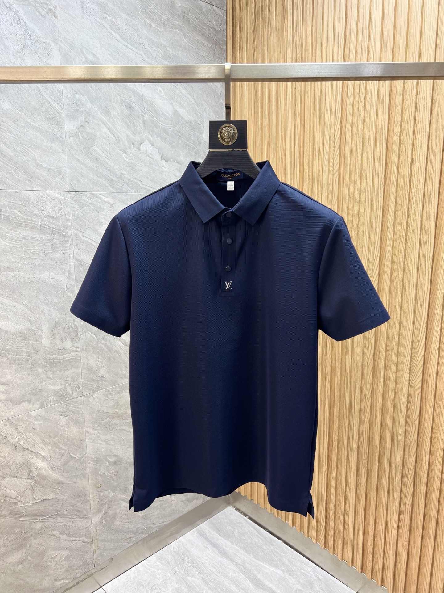 NO:918554,LV/Louis Vuitton 2026 spring and summer new products, complete with three labels, lapel short-sleeved POLO shirt, good product, no need to introduce too much, look at the details, counter size M-XXXL,, louis vuitton, louis vuitton, T-shirt,19860909LV/路易威登 2026年春夏新品上新 三标齐全 翻领短袖POLO衫 好货不用过多介绍 看细节 专柜码数M-XXXL,,louis vuitton,louis vuitton,T-shirt,,Men's clothing