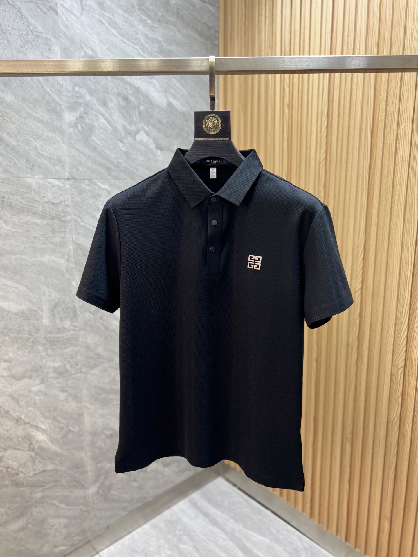 NO:918556,give/Givenchy 2026 spring and summer new products, complete with three labels, lapel short-sleeved POLO shirt, good product, no need to introduce too much, look at the details, counter size M-XXXL,,givenchy,givenchy,T-shirt,19860909give/纪梵希 2026年春夏新品上新 三标齐全 翻领短袖POLO衫 好货不用过多介绍 看细节 专柜码数M-XXXL,,givenchy,givenchy,T-shirt,,Men's clothing