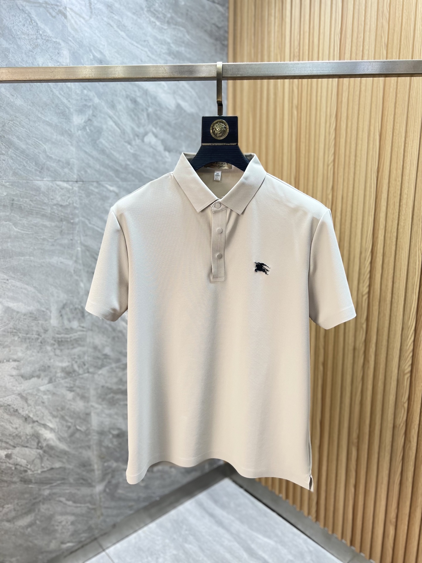 NO:918558,Burberry/Burberry 2026 spring and summer new products, complete with three labels, lapel short-sleeved POLO shirt, good product, no need to introduce too much, look at the details, counter size M-XXXL,,burberry,burberry,T-shirt,19860909Burberry/巴宝莉 2026年春夏新品上新 三标齐全 翻领短袖POLO衫 好货不用过多介绍 看细节 专柜码数M-XXXL,,burberry,burberry,T-shirt,,Men's clothing