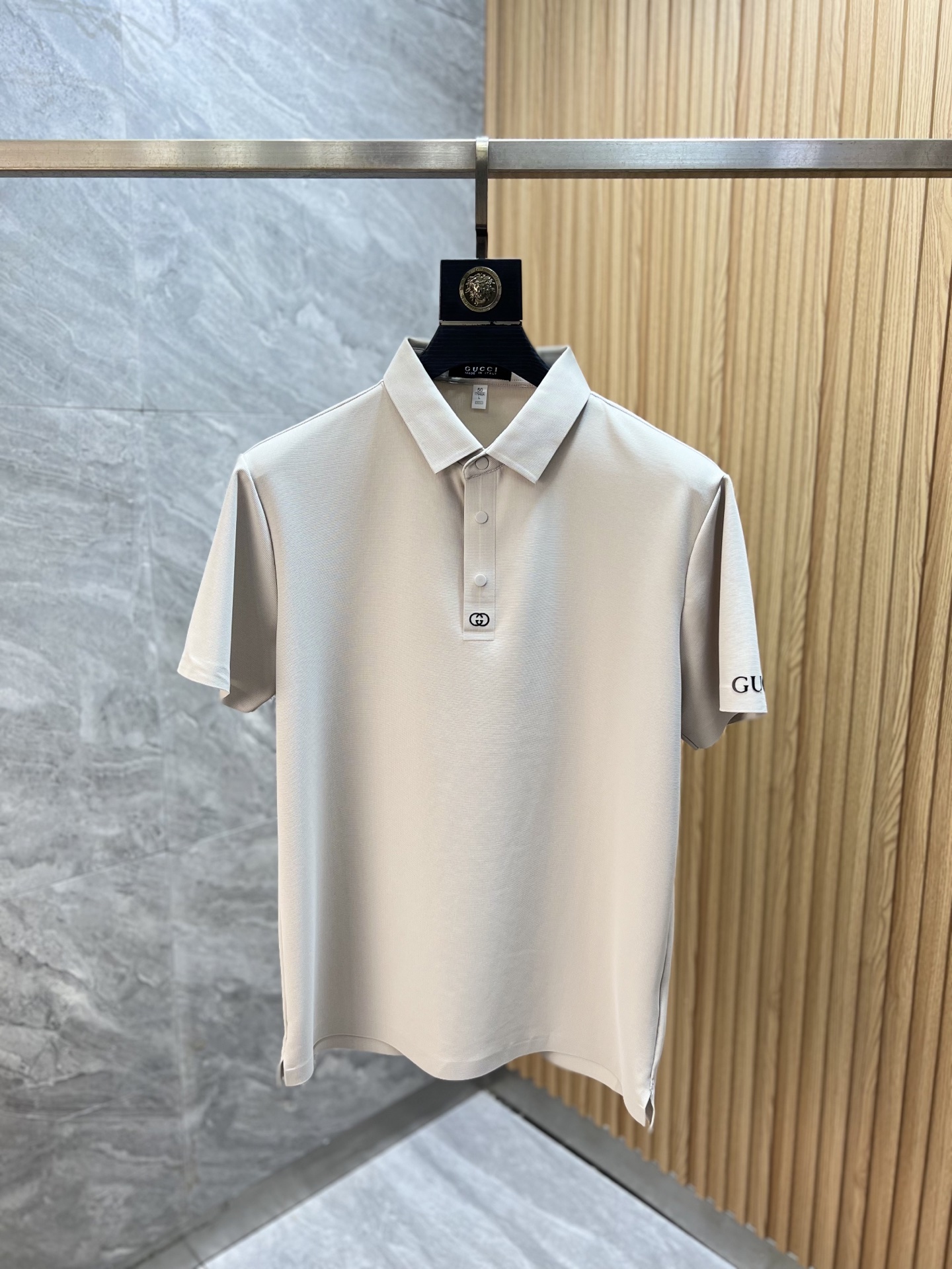 NO:918560,Gucci/Gucci 2026 spring and summer new products, complete with three labels, lapel short-sleeved POLO shirt, good product, no need to introduce too much, look at the details, counter size M-XXXL,, gucci, T-shirt,19860909Gucci/古奇 2026年春夏新品上新 三标齐全 翻领短袖POLO衫 好货不用过多介绍 看细节 专柜码数M-XXXL,,gucci,T-shirt,,Men's clothing