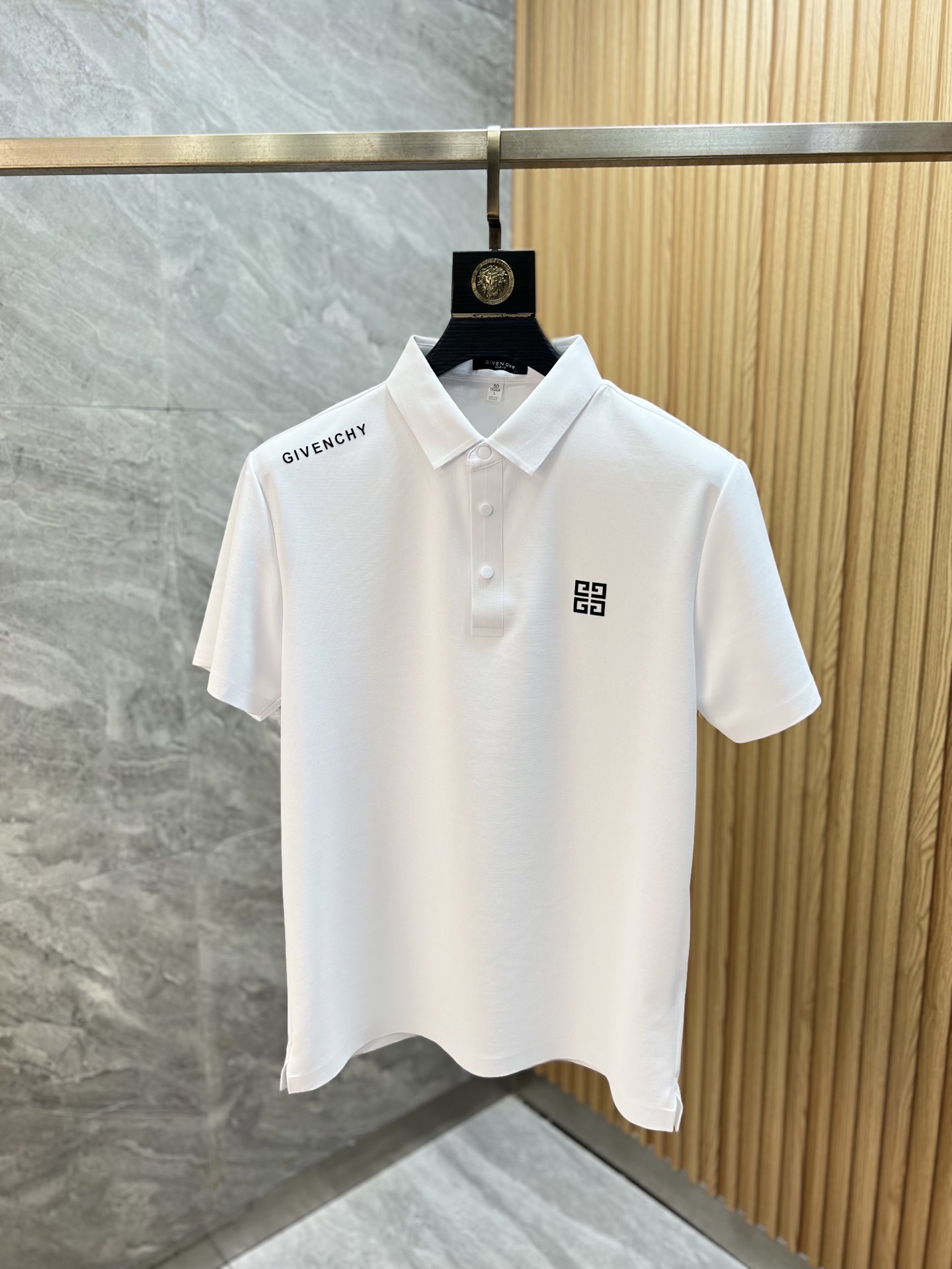 NO:918544,give/Givenchy 2026 spring and summer new products, complete with three labels, lapel short-sleeved POLO shirt, good product, no need to introduce too much, look at the details, counter size M-XXXL,,givenchy,givenchy,T-shirt,19860909give/纪梵希 2026年春夏新品上新 三标齐全 翻领短袖POLO衫 好货不用过多介绍 看细节 专柜码数M-XXXL,,givenchy,givenchy,T-shirt,,Men's clothing