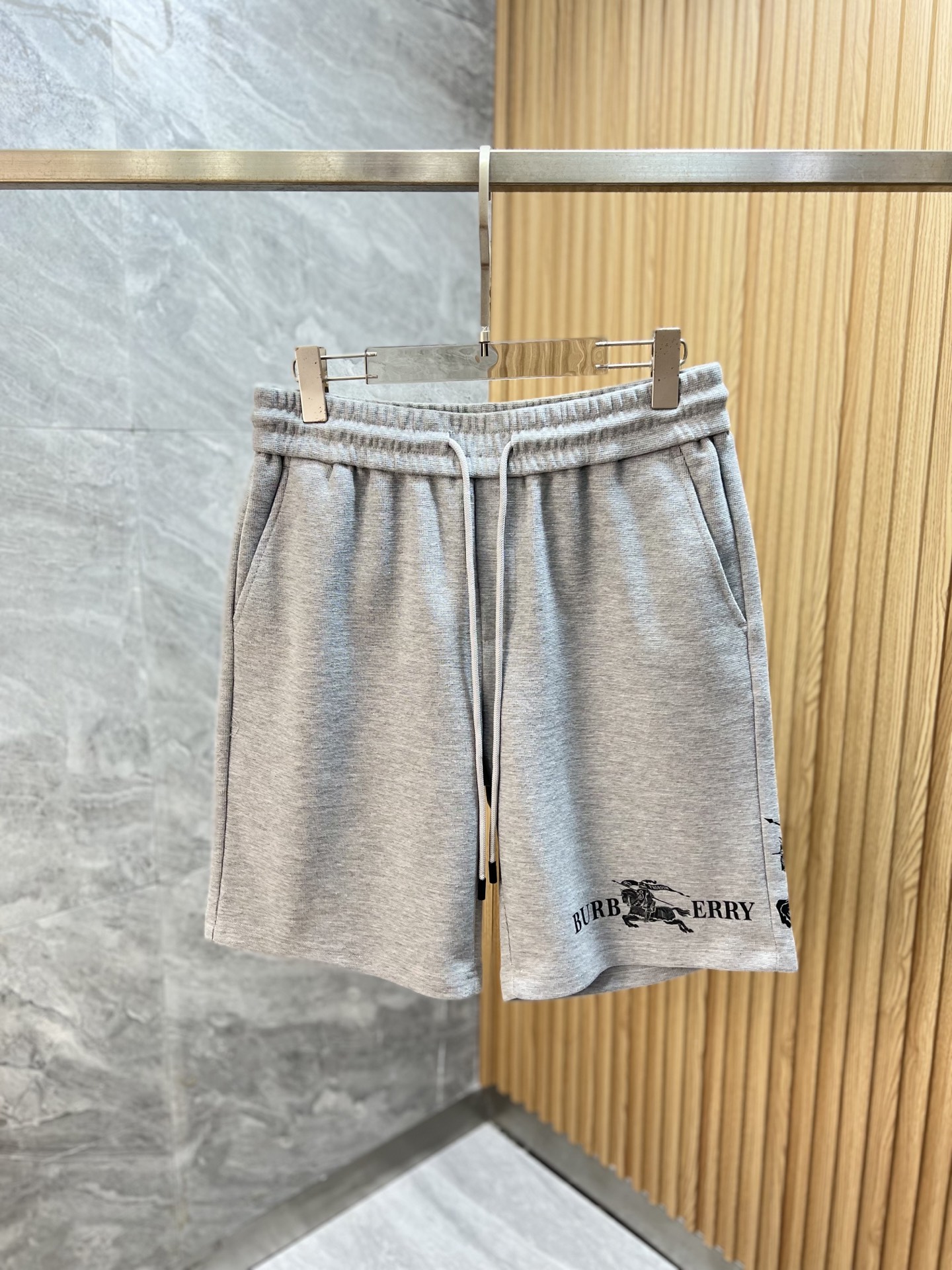 NO:948861,Burberry/Burberry 2026 spring and summer new products, complete with three standards, five-point shorts, good products, no need to introduce too much, look at the details, counter size M-XXXL,,burberry,burberry,shorts,19860909Burberry/巴宝莉 2026春夏新品上新 三标齐全 五分短裤 好货不用过多介绍 看细节 专柜码数M-XXXL,,burberry,burberry,shorts,,Men's clothing