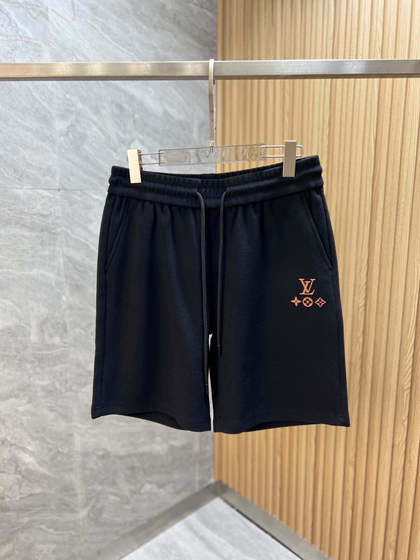 NO:948873,LV/Louis Vuitton 2026 spring and summer new products, complete with three standards, five-point shorts, good products need no introduction, look at the details, counter size M-XXXL,, louis vuitton, louis vuitton, shorts,19860909LV/路易威登 2026春夏新品上新 三标齐全 五分短裤 好货不用过多介绍 看细节 专柜码数M-XXXL,,louis vuitton,louis vuitton,shorts,,Men's clothing