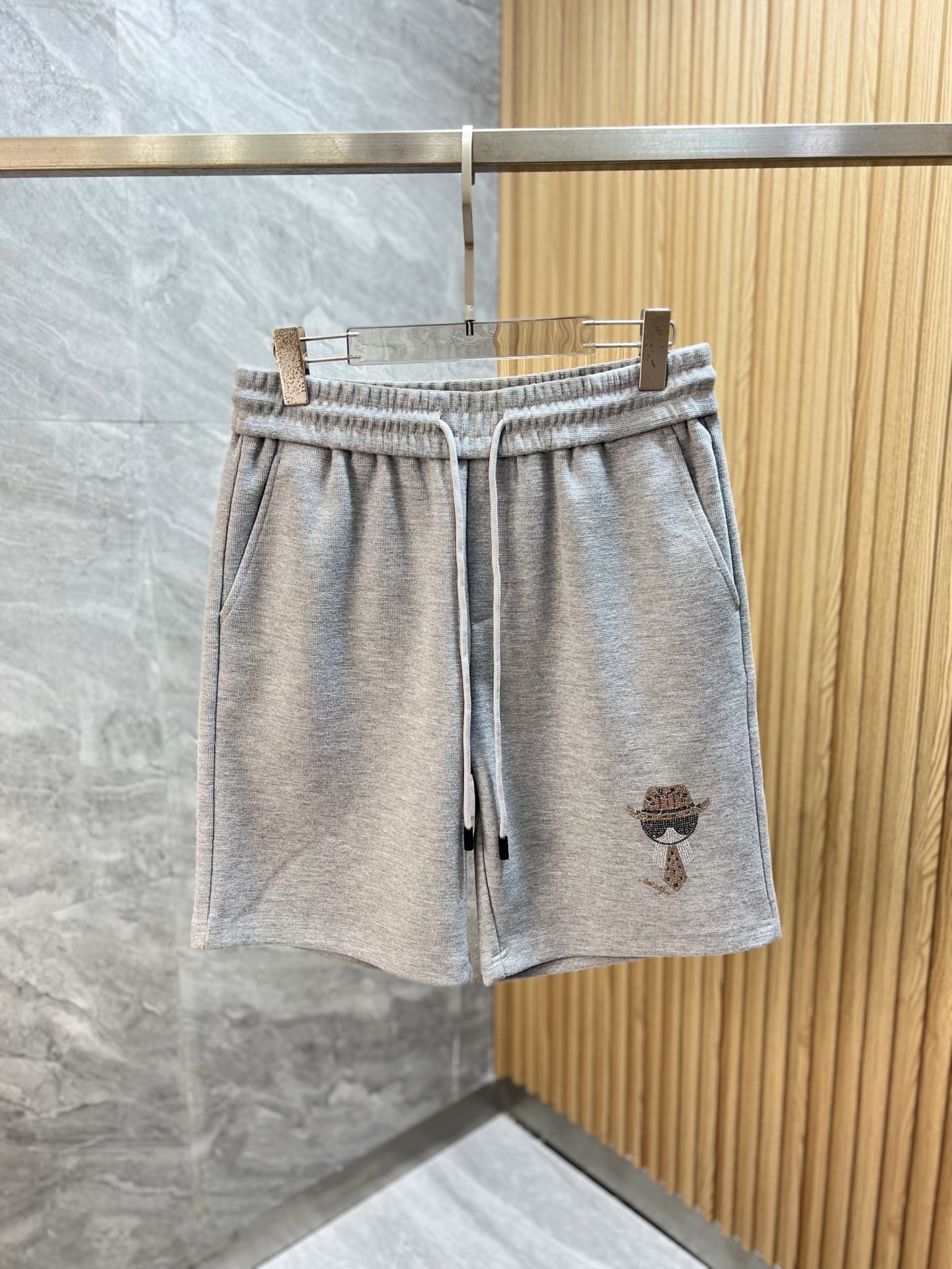 NO:948887,Fendi/Fendi 2026 spring and summer new products are launched, complete with three standards, five-point shorts, good products without too much introduction, look at the details, counter size M-XXXL,,fendi,fendi,shorts,19860909Fendi/芬迪 2026春夏新品上新 三标齐全 五分短裤 好货不用过多介绍 看细节 专柜码数M-XXXL,,fendi,fendi,shorts,,Men's clothing