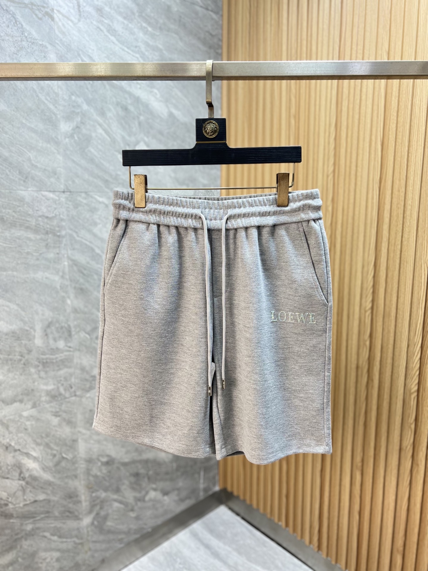 NO:948912,Loewe/Luo Yiwei 2026 spring and summer new products, complete with three standards, five-point shorts, good products, no need to introduce too much, look at the details, counter size M-XXXL,,loewe,loewe,shorts,19860909Loewe/罗意威 2026春夏新品上新 三标齐全 五分短裤 好货不用过多介绍 看细节 专柜码数M-XXXL,,loewe,loewe,shorts,,Men's clothing