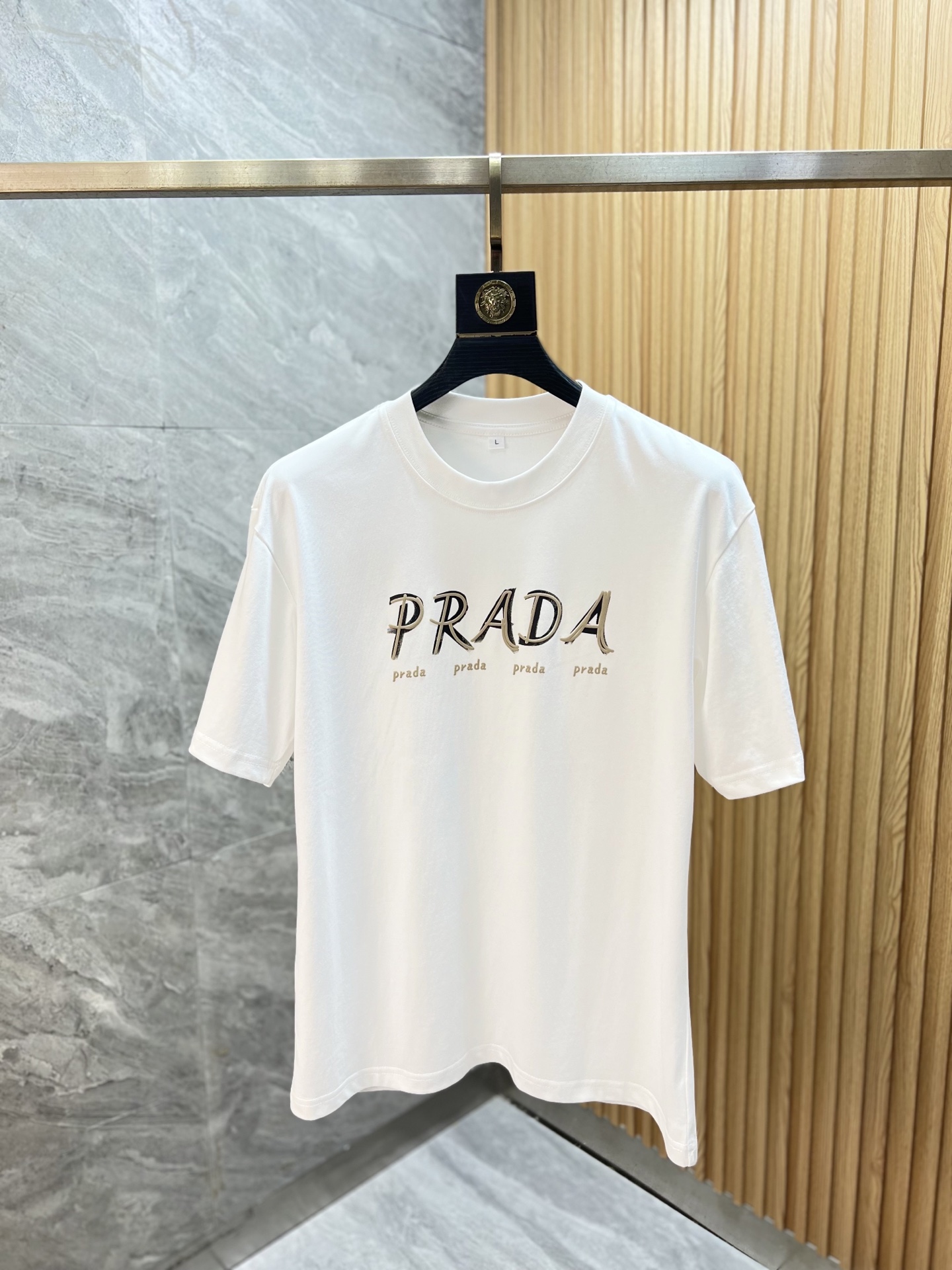 NO:948938,prada/Prada 2026 spring and summer new products, complete with three standards, round neck pure cotton short-sleeved T-shirt, good product does not need to be introduced too much, look at the details, counter size M-XXXL / upper body recommendation L,, prada, prada, T-shirt, tees, t-shirt,19860909prada/普拉达 2026春夏新品 三标齐全 圆领纯棉短袖T恤 好货不用过多介绍 看细节 专柜码数M-XXXL /上身建议L,,prada,prada,T-shirt,tees，t-shirt,,Men's clothing