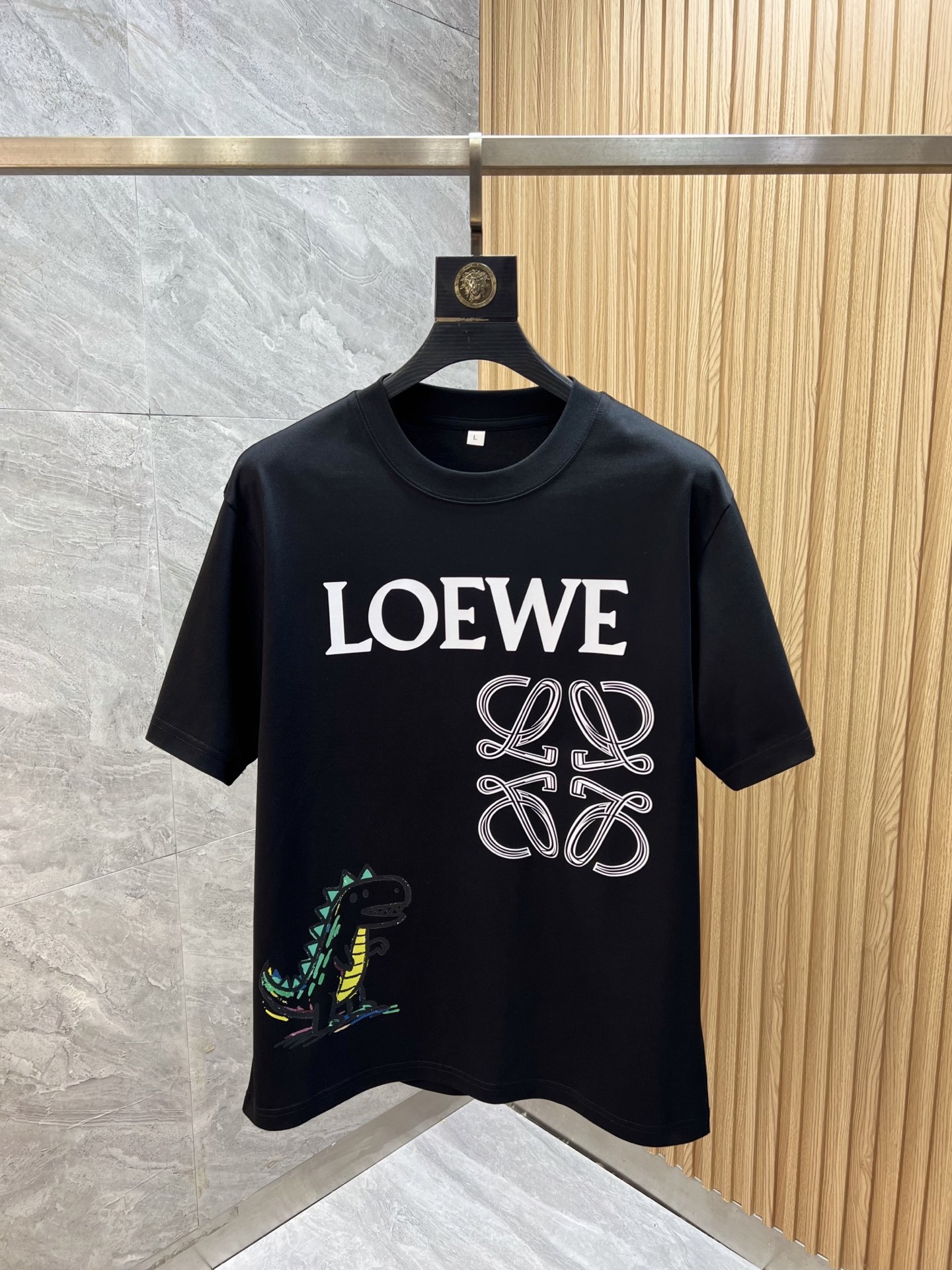 NO:948967,Loewe/Luo Yiwei 2026 spring and summer new products, complete with three labels, round neck pure cotton short-sleeved T-shirt, good product without too much introduction, look at the details, counter size M-XXXL / upper body recommended L,, loewe, loewe, T-shirt, tees, t-shirt,19860909Loewe/罗意威 2026春夏新品 三标齐全 圆领纯棉短袖T恤 好货不用过多介绍 看细节 专柜码数M-XXXL /上身建议L,,loewe,loewe,T-shirt,tees，t-shirt,,Men's clothing
