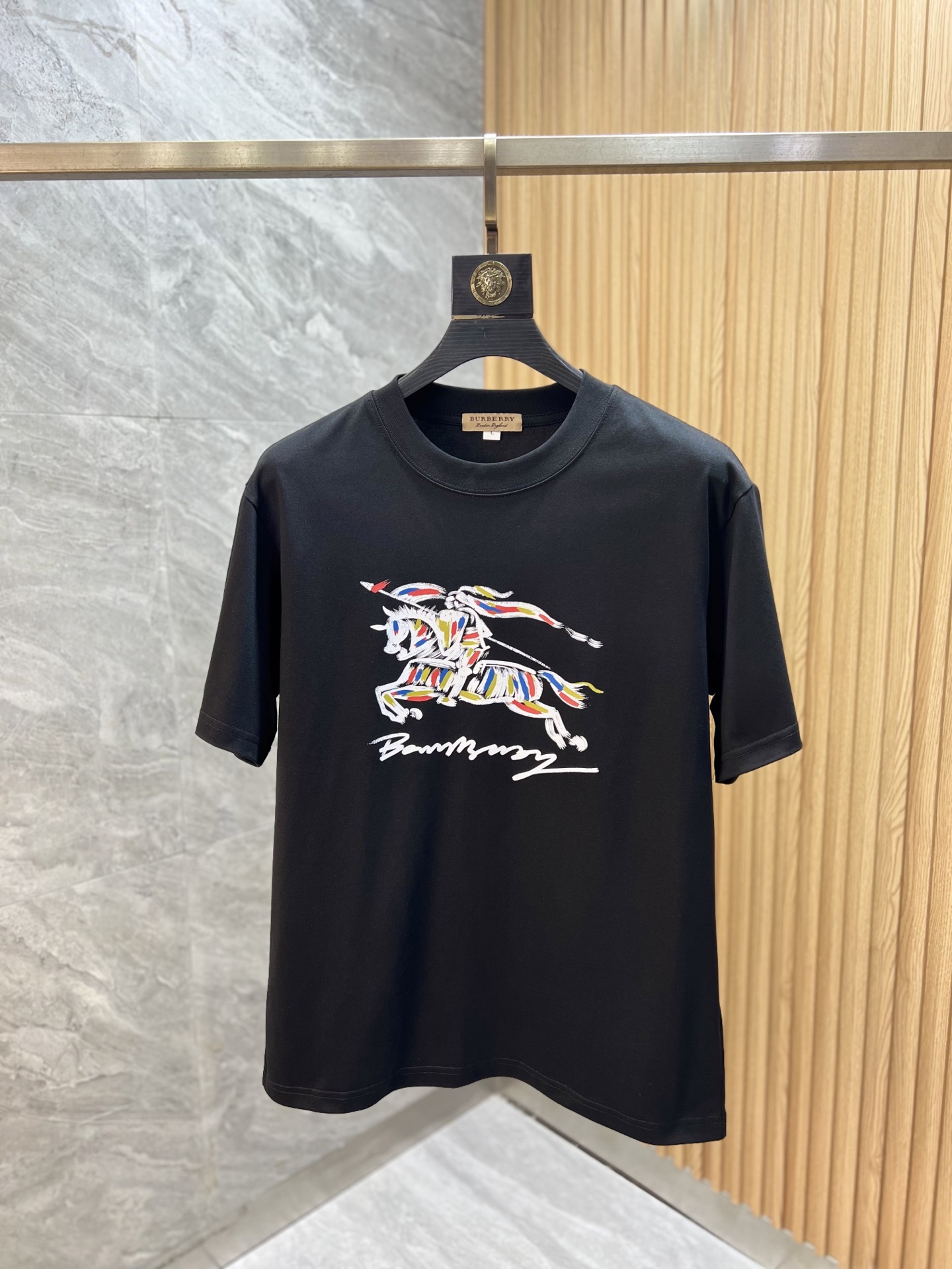 NO:948863,Burberry/Burberry 2026 spring and summer new products, complete with three labels, round neck pure cotton short-sleeved T-shirt, good product, no need to introduce too much, look at the details, counter size M-XXXL / upper body recommended L,, burberry, burberry, T-shirt, tees, t-shirt,19860909Burberry/巴宝莉 2026春夏新品 三标齐全 圆领纯棉短袖T恤 好货不用过多介绍 看细节 专柜码数M-XXXL /上身建议L,,burberry,burberry,T-shirt,tees，t-shirt,,Men's clothing