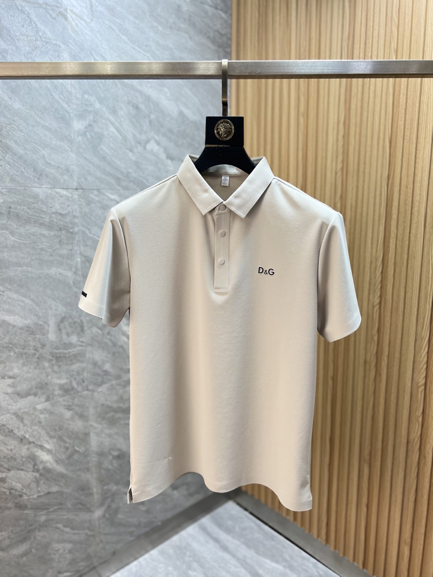 NO:949627,DG/Dolce & Gabbana 2026 spring and summer new products, complete with three labels, light luxury and thin style, lapel short-sleeved polo shirt, good product, no need to introduce too much, look at the details, counter size M-XXXXL 175/140, recommended L,, Dolce&Gabbana, T-shirt,19860909DG/杜嘉班纳 2026年春夏新品上新 三标齐全 轻奢薄款 翻领短袖polo衫 好货不用过多介绍 看细节 专柜码数M-XXXXL 175/140建议L,,Dolce&Gabbana,T-shirt,,Men's clothing