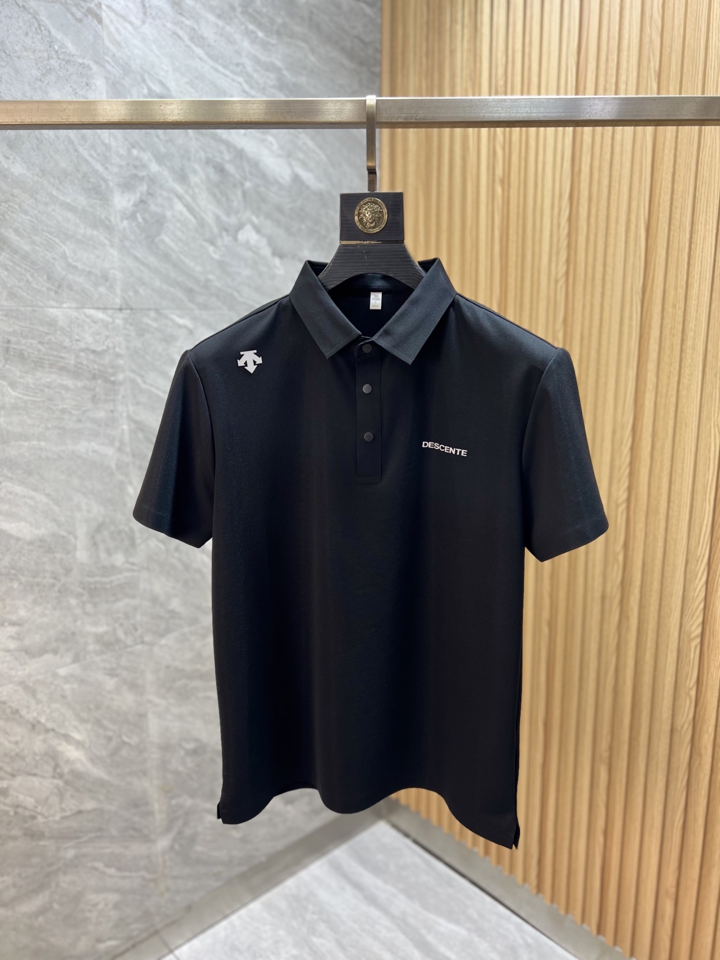 NO:949690,Descente 2026 spring and summer new products, complete with three labels, light luxury and thin style, lapel short-sleeved polo shirt, good product, no need to introduce too much, look at the details, counter size M-XXXXL 175/140, recommended L,, T-shirt,19860909迪桑特 2026年春夏新品上新 三标齐全 轻奢薄款 翻领短袖polo衫 好货不用过多介绍 看细节 专柜码数M-XXXXL 175/140建议L,,T-shirt,,Men's clothing