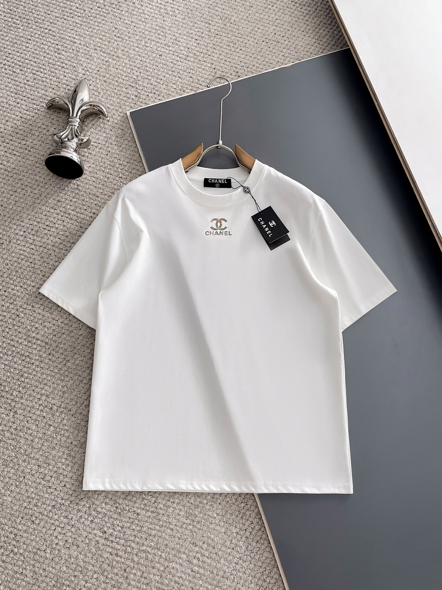 NO:949699,Chanel/Chanel 2026 spring and summer new products, complete with three labels, mercerized cotton round neck short-sleeved T-shirt, counter size M-XXXL 175/140, recommended L,,chanel,chanel,T-shirt,tees,t-shirt,19860909Chanel/香奈儿 2026年春夏新品上新 三标齐全 丝光棉圆领短袖T恤 专柜码数M-XXXL 175/140建议L,,chanel,chanel,T-shirt,tees，t-shirt,,Men's clothing