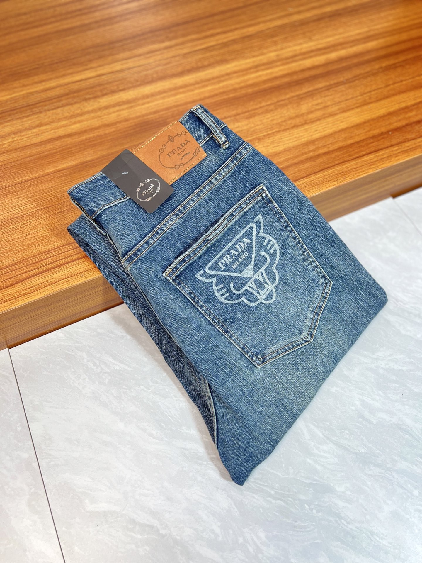 NO:954202,prada/Prada 2026 spring and summer new products, complete with three labels, jeans, good products, no need to introduce too much, look at the details, counter size 29-38 / upper body size 32,, prada, prada, jeans,19860909prada/普拉达 2026春夏新品 三标齐全 牛仔裤 好货不用过多介绍 看细节 专柜码数29-38 /上身32码,,prada,prada,jeans,,Men's clothing