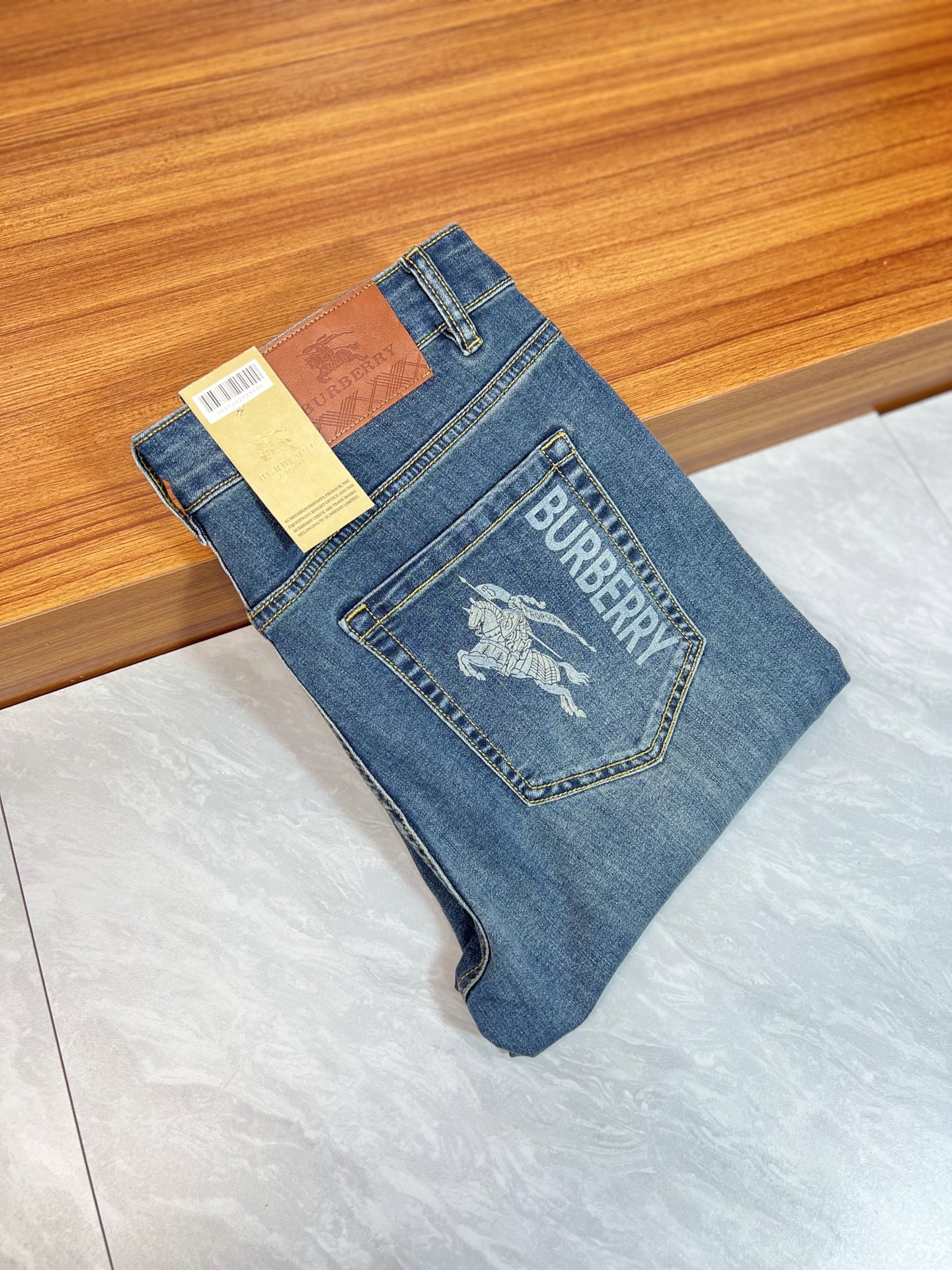 NO:954211,Burberry/Burberry 2026 spring and summer new products, complete with three labels, jeans, good products, no need to introduce too much, look at the details, counter size 29-38 / upper body size 32,, burberry, burberry, jeans,19860909Burberry/巴宝莉 2026春夏新品 三标齐全 牛仔裤 好货不用过多介绍 看细节 专柜码数29-38 /上身32码,,burberry,burberry,jeans,,Men's clothing
