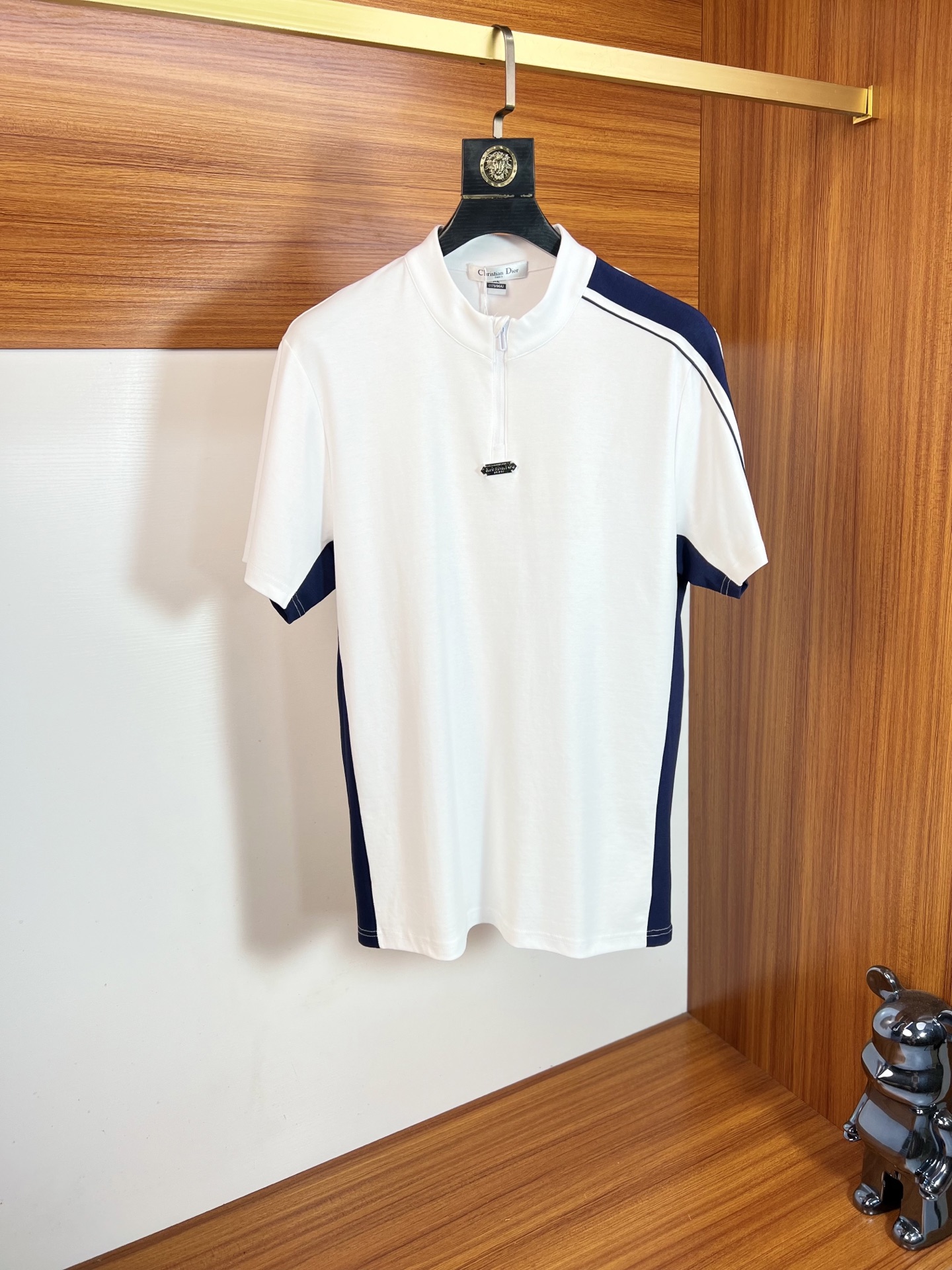 NO:954220,Dior/Dior 2026 spring and summer new products, complete with three labels, stand-up collar short-sleeved T-shirt, good product without too much introduction, look at the details, counter size M-XXXL / recommended XL,, dior, dior, T-shirt, tees, t-shirt,19860909Dior/迪奥 2026年春夏新品上新 三标齐全 立领短袖T恤 好货不用过多介绍 看细节 专柜码数M-XXXL /建议XL,,dior,dior,T-shirt,tees，t-shirt,,Men's clothing