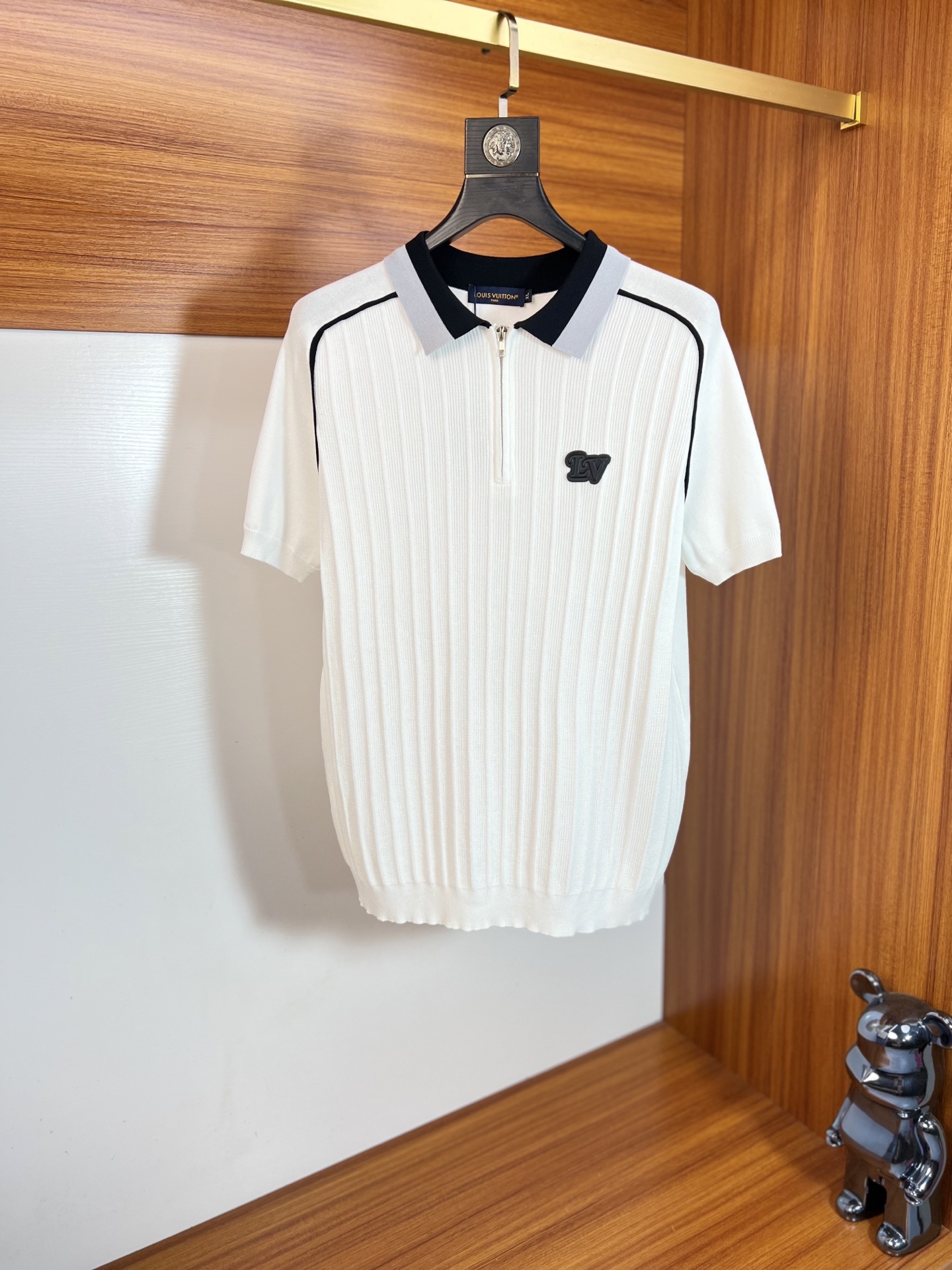 NO:954256,LV/Louis Vuitton 2026 spring and summer new products, complete with three labels, lapel short-sleeved polo shirt, knitted old money style series, good products need not be introduced too much, look at the details, counter size M-XXXXL / recommended XL,, louis vuitton, louis vuitton, T-shirt,19860909LV/路易威登 2026年春夏新品上新 三标齐全 翻领短袖polo衫 针织老钱风系列 好货不用过多介绍 看细节 专柜码数M-XXXXL /建议XL,,louis vuitton,louis vuitton,T-shirt,,Men's clothing