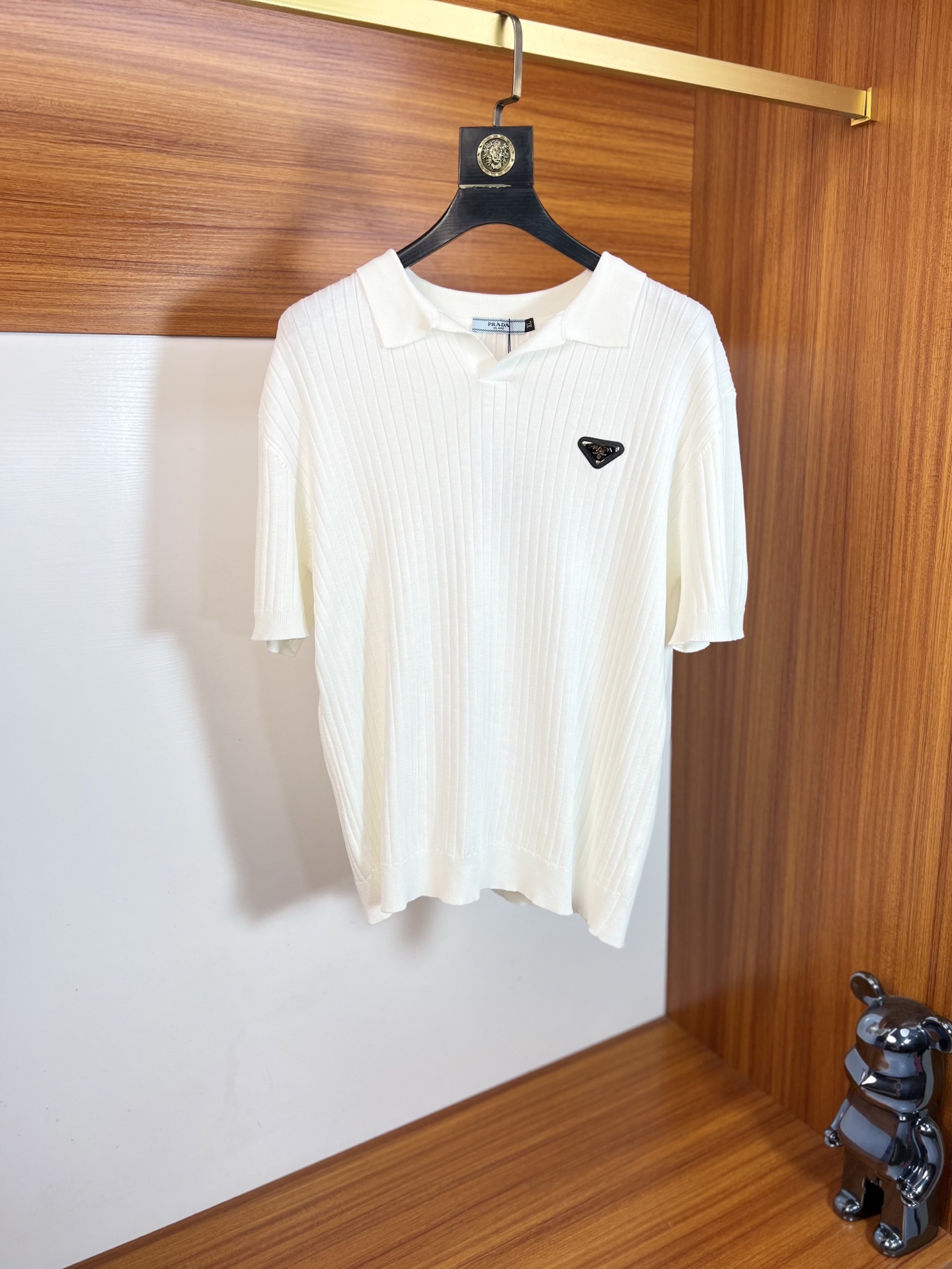 NO:954284,prada/Prada 2026 spring and summer new products, complete with three labels, lapel short-sleeved polo shirt, knitted old money style series, good products need not be introduced too much, look at the details, counter size M-XXXXL /140 recommended XL,, prada, prada, T-shirt,19860909prada/普拉达 2026年春夏新品上新 三标齐全 翻领短袖polo衫 针织老钱风系列 好货不用过多介绍 看细节 专柜码数M-XXXXL /140建议XL,,prada,prada,T-shirt,,Men's clothing