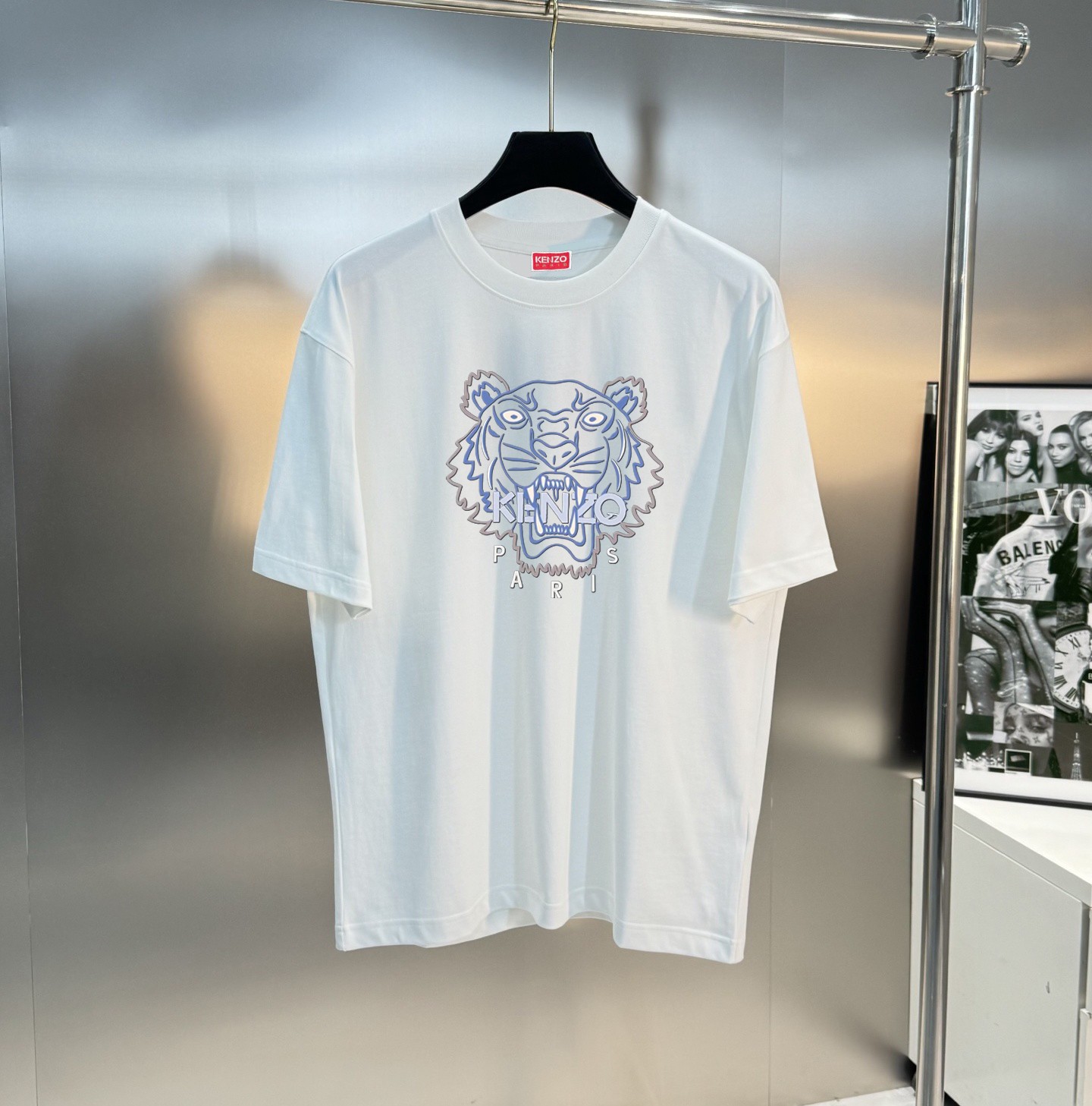 💰P90💥 KENZO 2025最新款潮牌情侣款，经典印花圆领T恤，春夏新品！高品质250g索罗纳面料，时尚百搭经典潮款 ，穿着舒适，透气 时尚，不失个性， 帅气有型 彰显大牌气质。
颜色： 白色  黑色
尺码: s-xxl