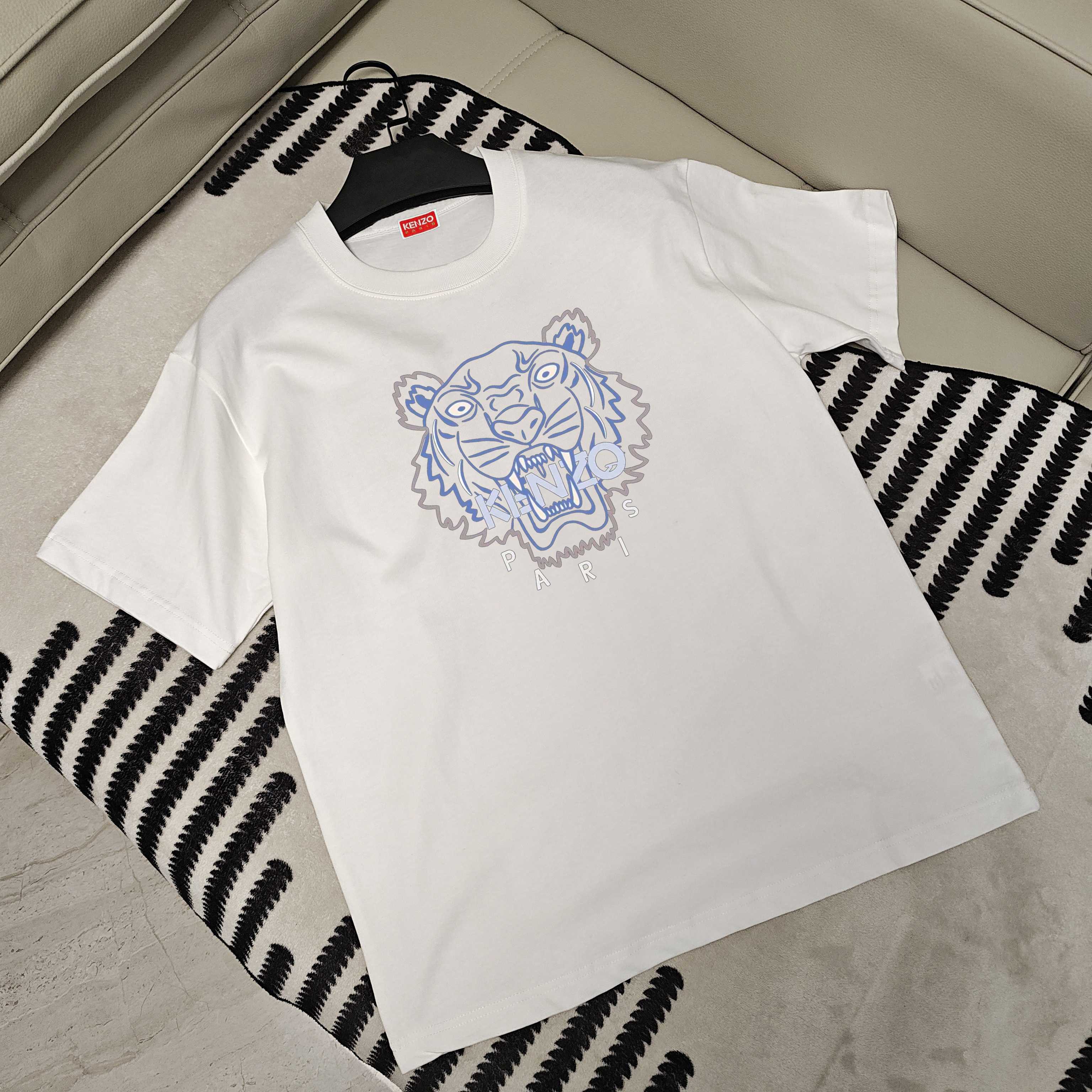 💰P90💥 KENZO 2025最新款潮牌情侣款，经典印花圆领T恤，春夏新品！高品质250g索罗纳面料，时尚百搭经典潮款 ，穿着舒适，透气 时尚，不失个性， 帅气有型 彰显大牌气质。
颜色： 白色  黑色
尺码: s-xxl