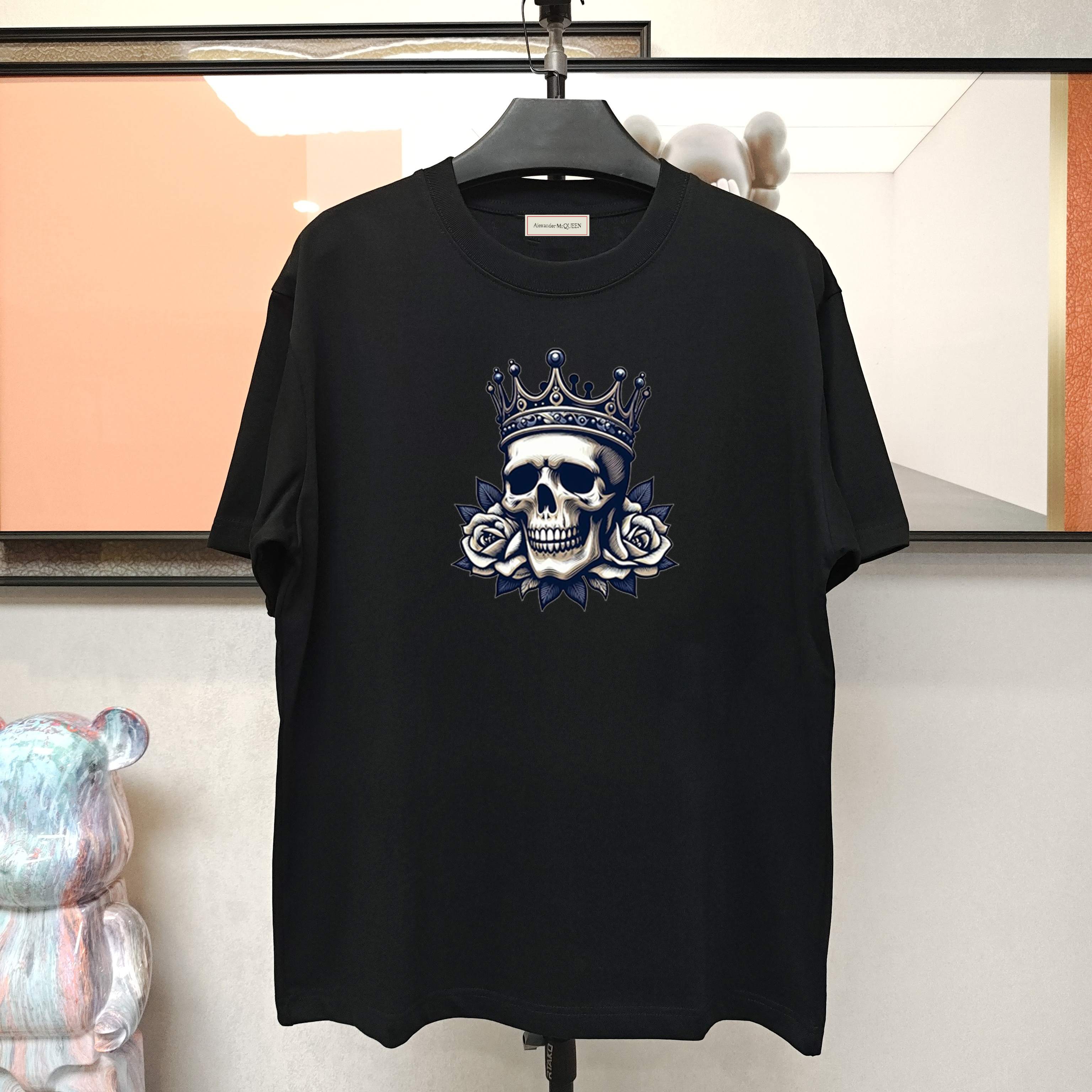 P90 McQ*een 麦昆2025早春新款原单男士圆领短袖T恤 🔥专柜同步售卖 ✨✨高端品质 高版本 OS版型阔版 爆款✨✨💀图案设计 定制进口索罗纳面料 手感柔软细腻 穿着亲肤舒适 代工厂精细做工 上身非常帅气有型 男士必备单品   尺码：S-xxl 黑 白