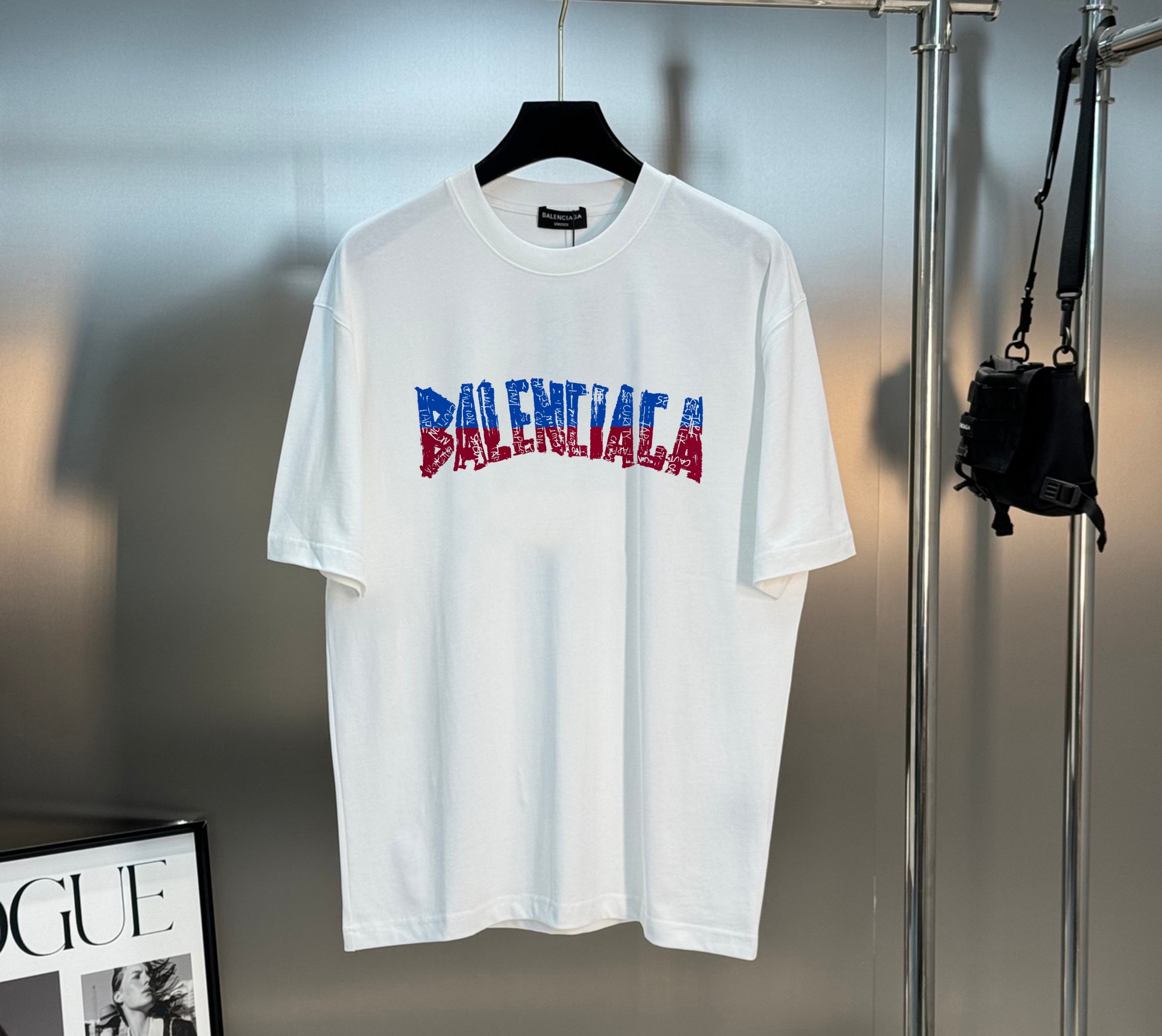 P75 Balenciag* París casa nueva camiseta 25s. Estilo limpio y fresco ❤️ unisex! El corte oversize es realmente encantad…