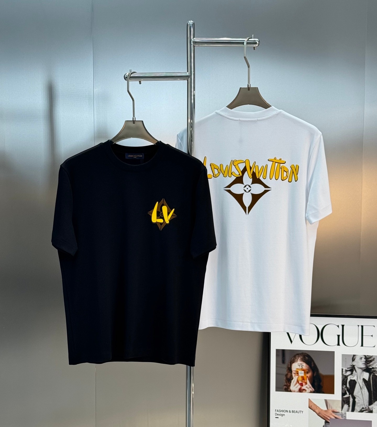 Camiseta P80 LV 25s nueva modal. Esta camiseta básica se basa en un patrón básico. Las letras impresas en el pecho son …