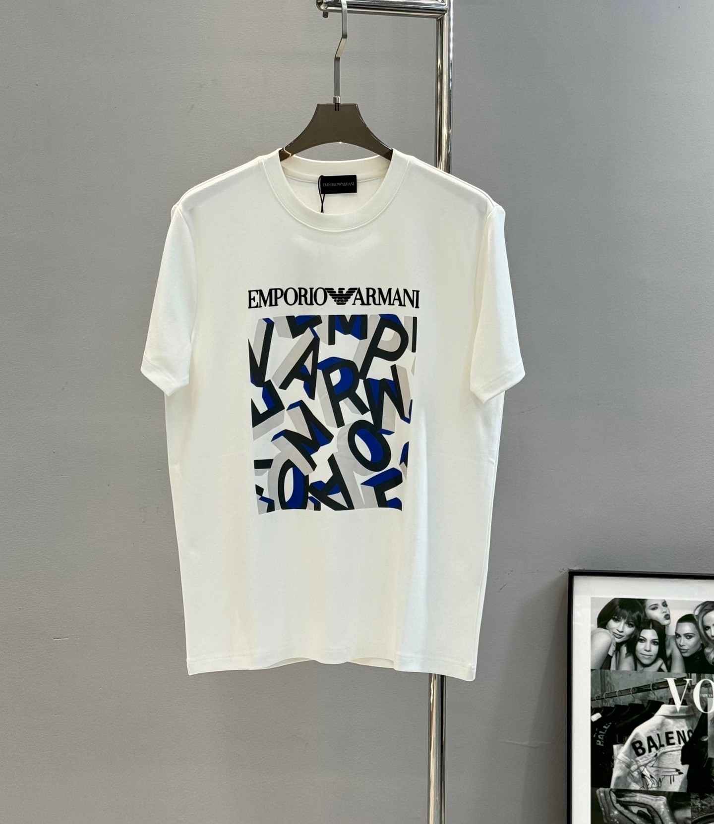 P75 EA7*Armani*25s camiseta de hombre de modal. Diseño clásico de letras en el pecho, colores ricos y tridime…