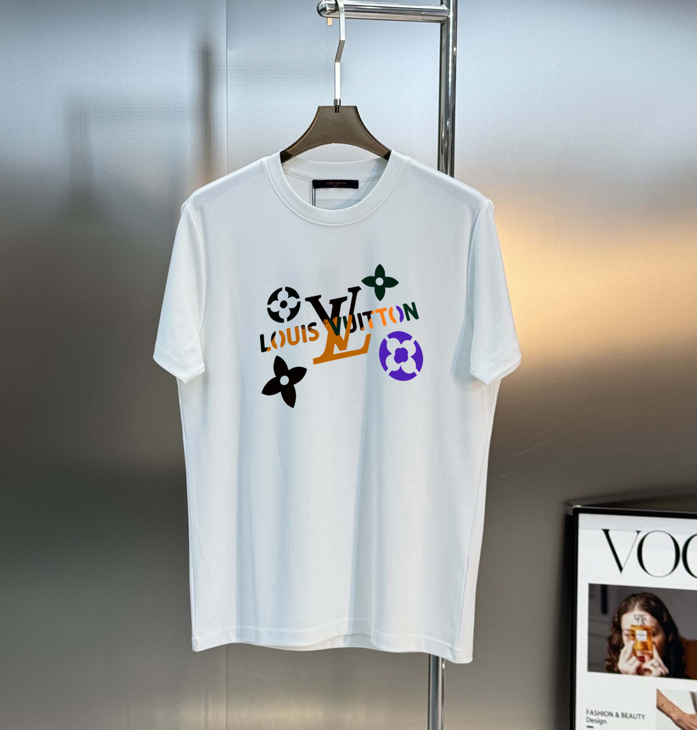 P80 LV 24s nueva camiseta de la marca de moda. ¡Mismo estilo para hombres y mujeres! Golpe de estilo que reduce la edad…