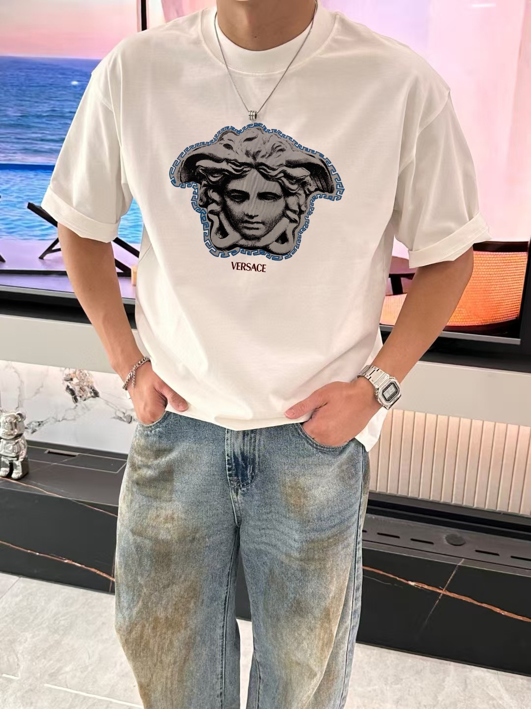 P90 Versace 2026 primavera/verano nuevo estilo de camiseta de manga corta con efecto escultórico Medusa in Relief e imp…